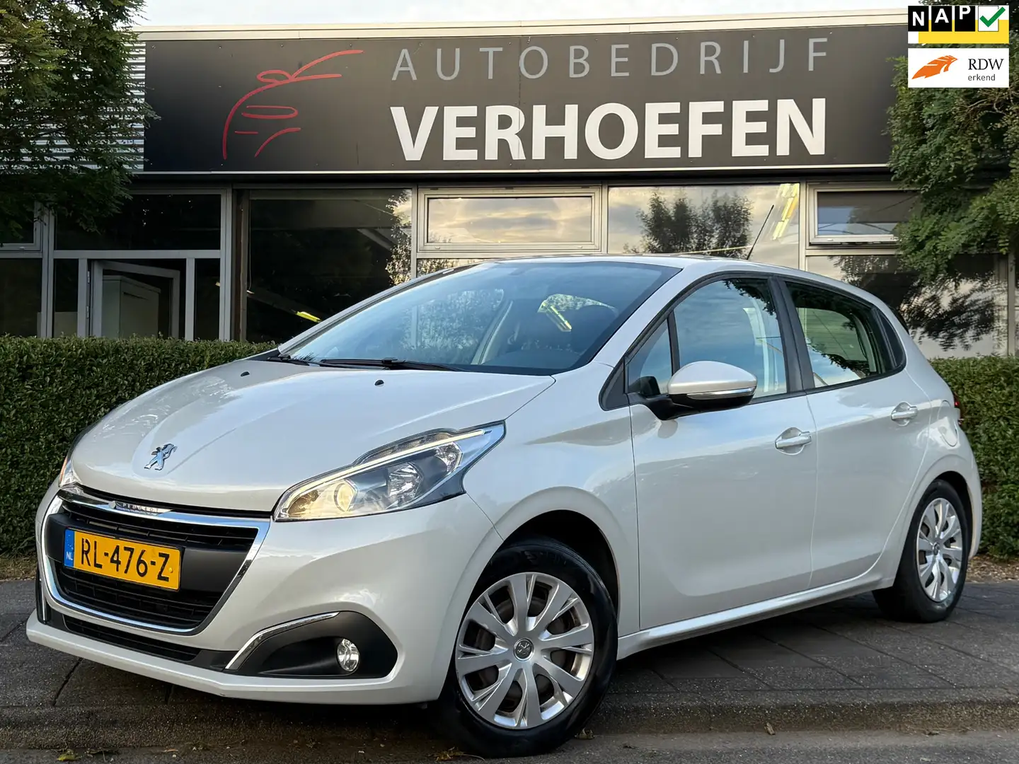 Peugeot 208 1.2 PureTech Blue Lion - XENON - NAVI - PARK SENS Wit - 1