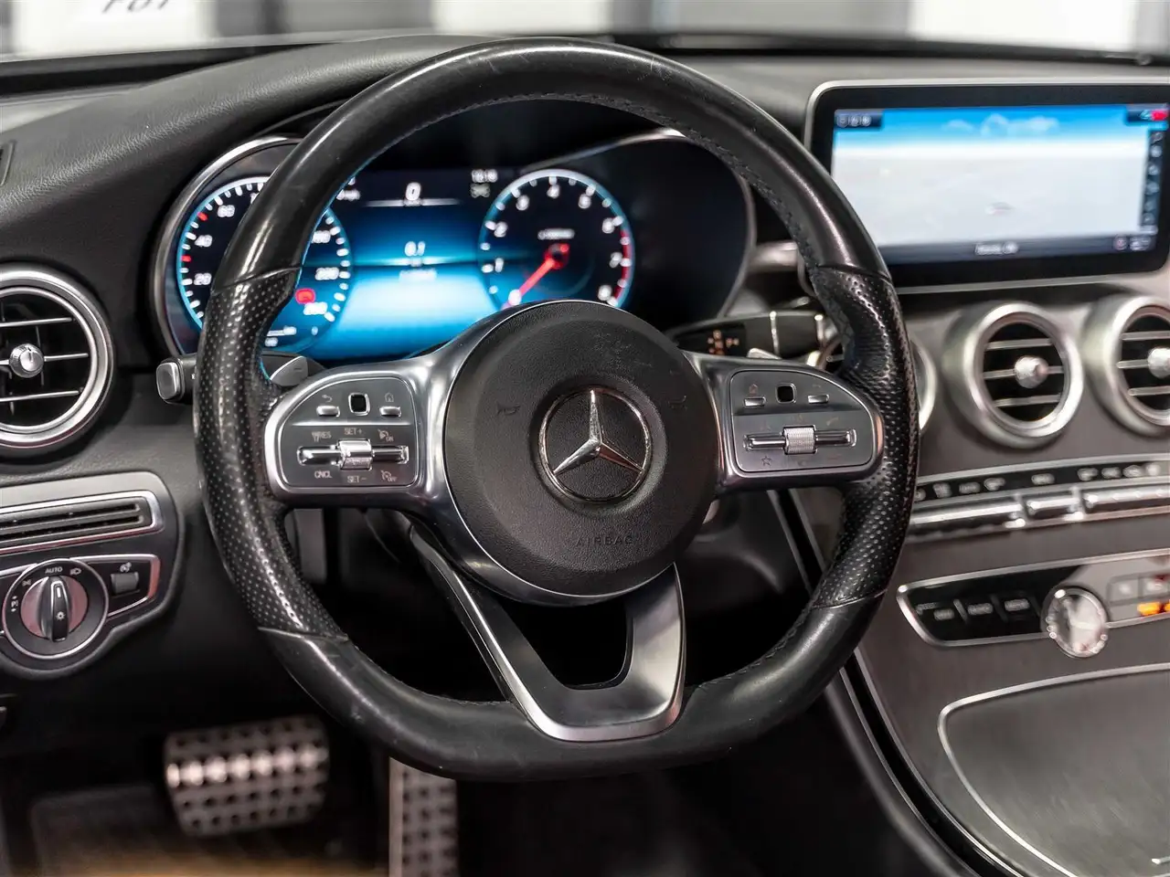 Mercedes-Benz C-Class снимка Mercedes-Benz C-Class