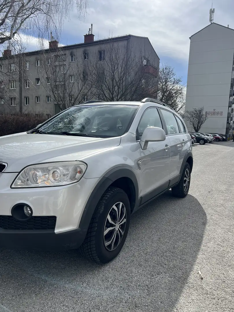 Chevrolet Captiva LS 2,4 2WD Silber - 1