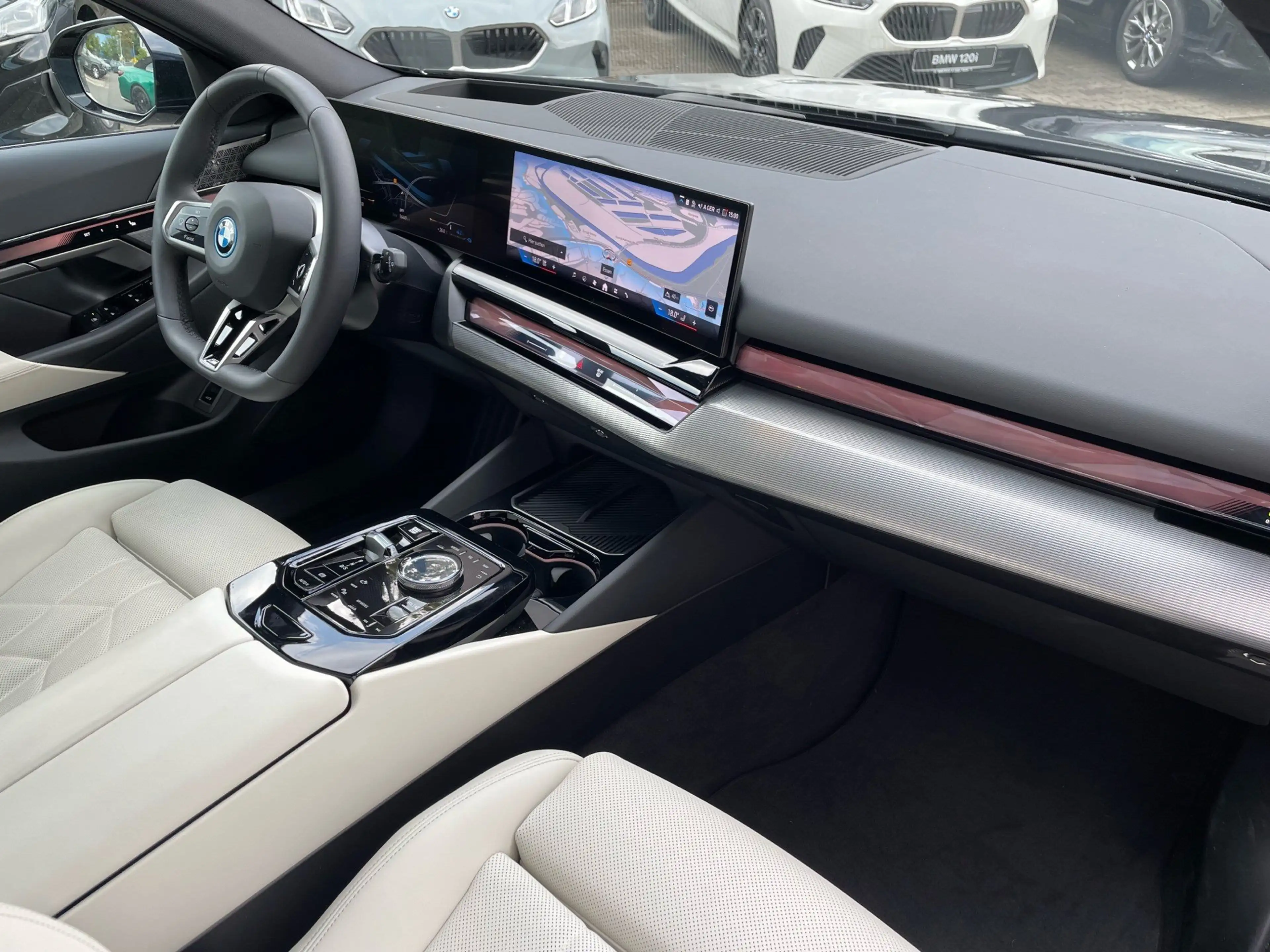 BMW 550 e xDrive M Sport || AHK Pano B&W HUD 360° — photo 5