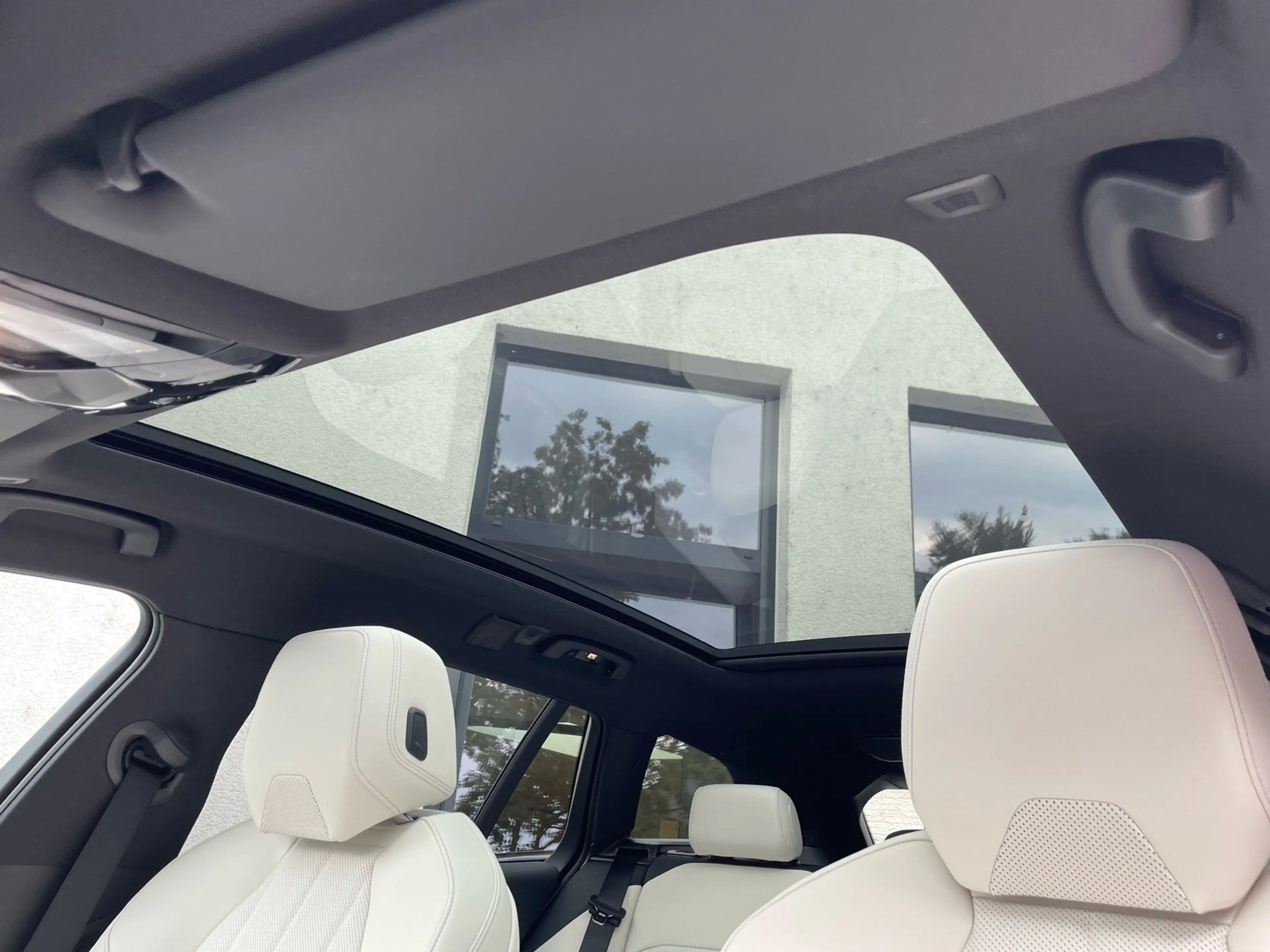 BMW 550 e xDrive M Sport || AHK Pano B&W HUD 360° — photo 11