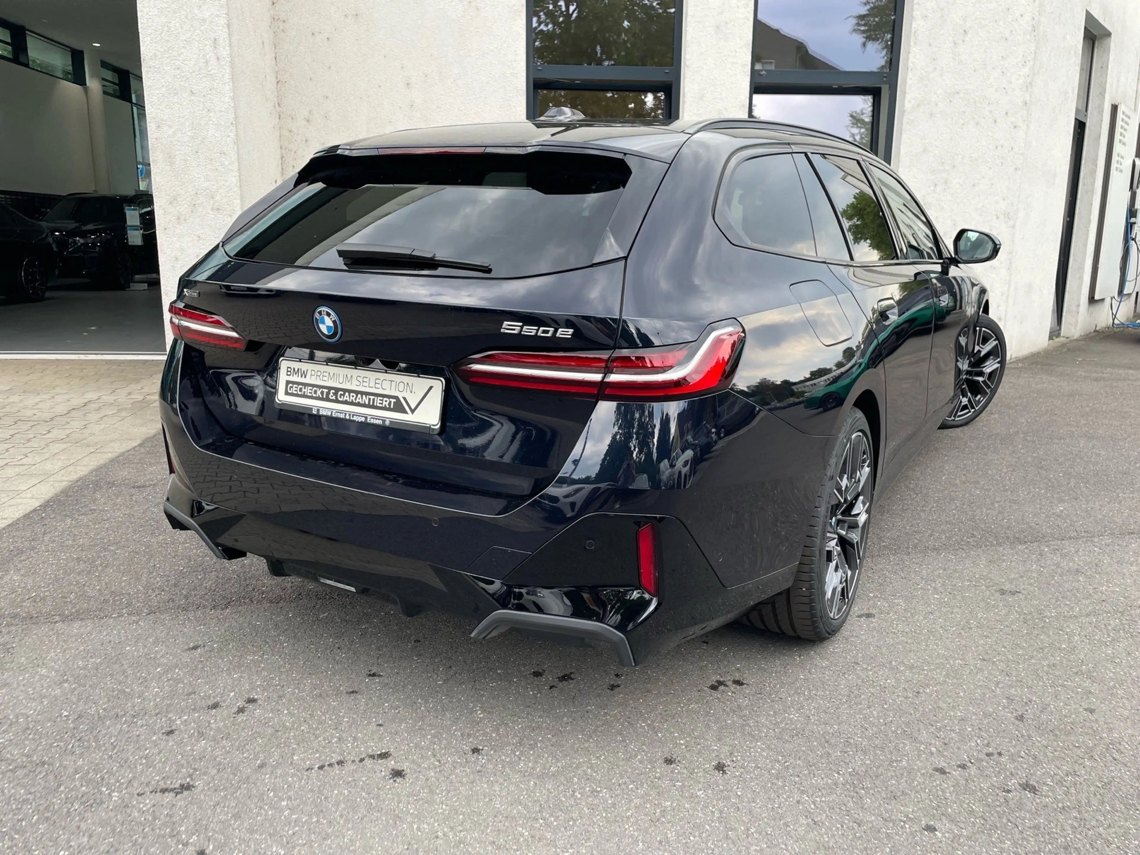 BMW 550 e xDrive M Sport || AHK Pano B&W HUD 360° — photo 2