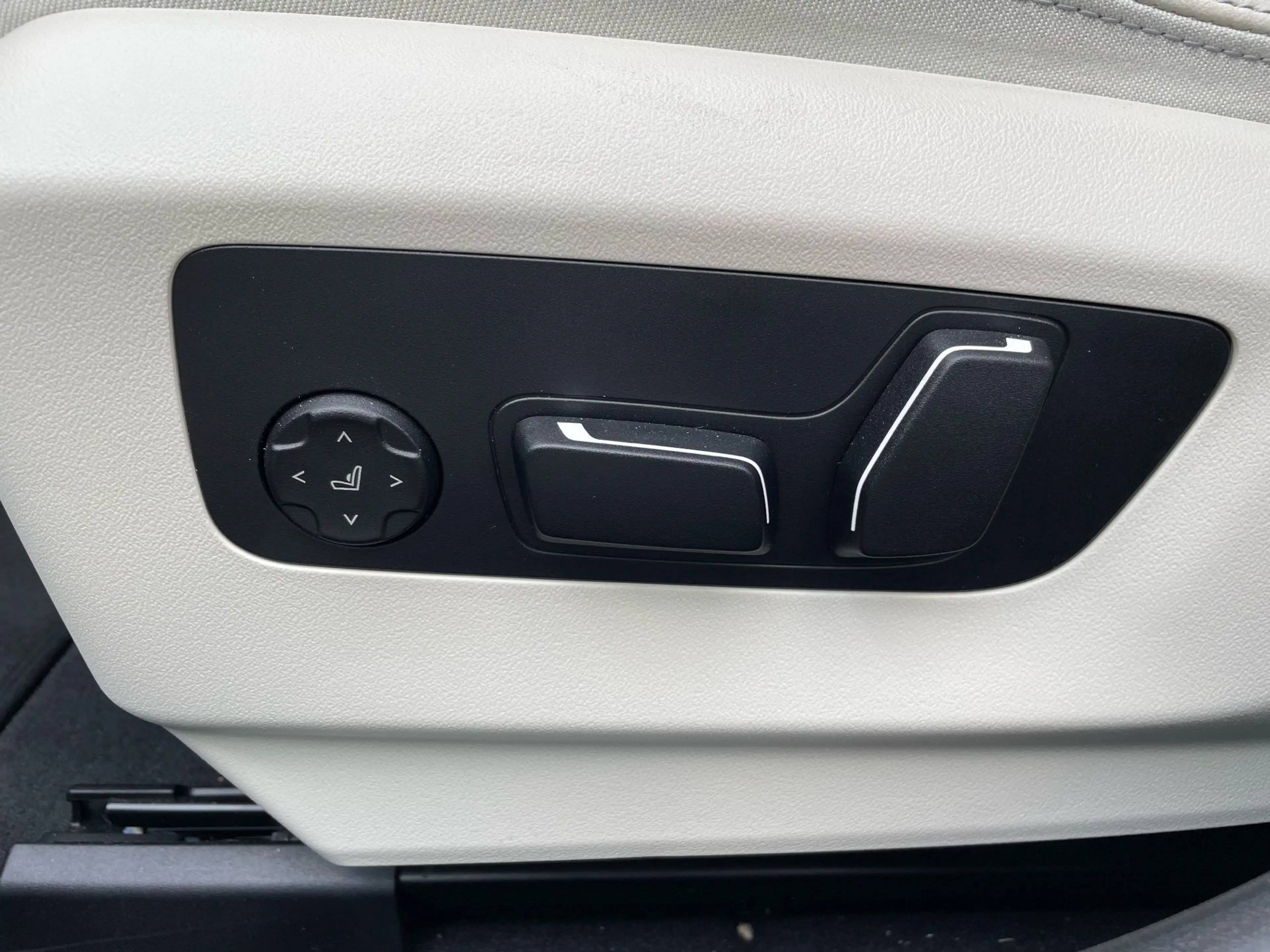 BMW 550 e xDrive M Sport || AHK Pano B&W HUD 360° — photo 12