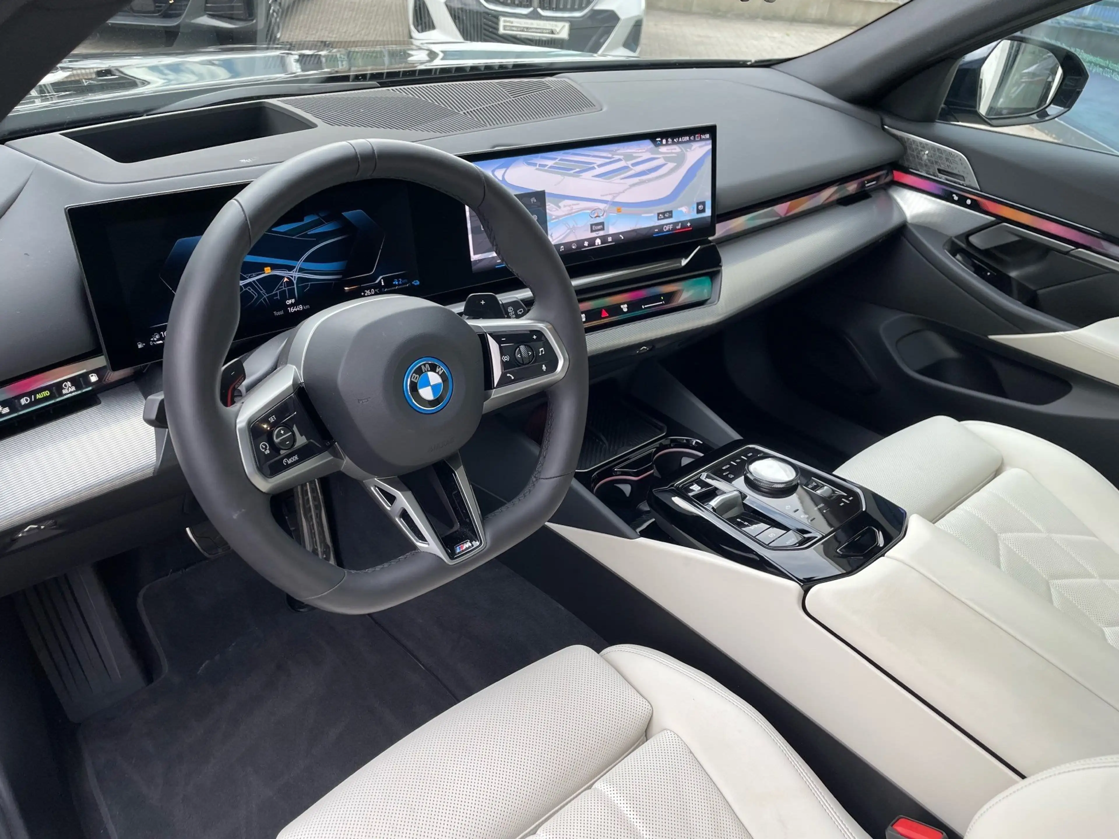 BMW 550 e xDrive M Sport || AHK Pano B&W HUD 360° — photo 4