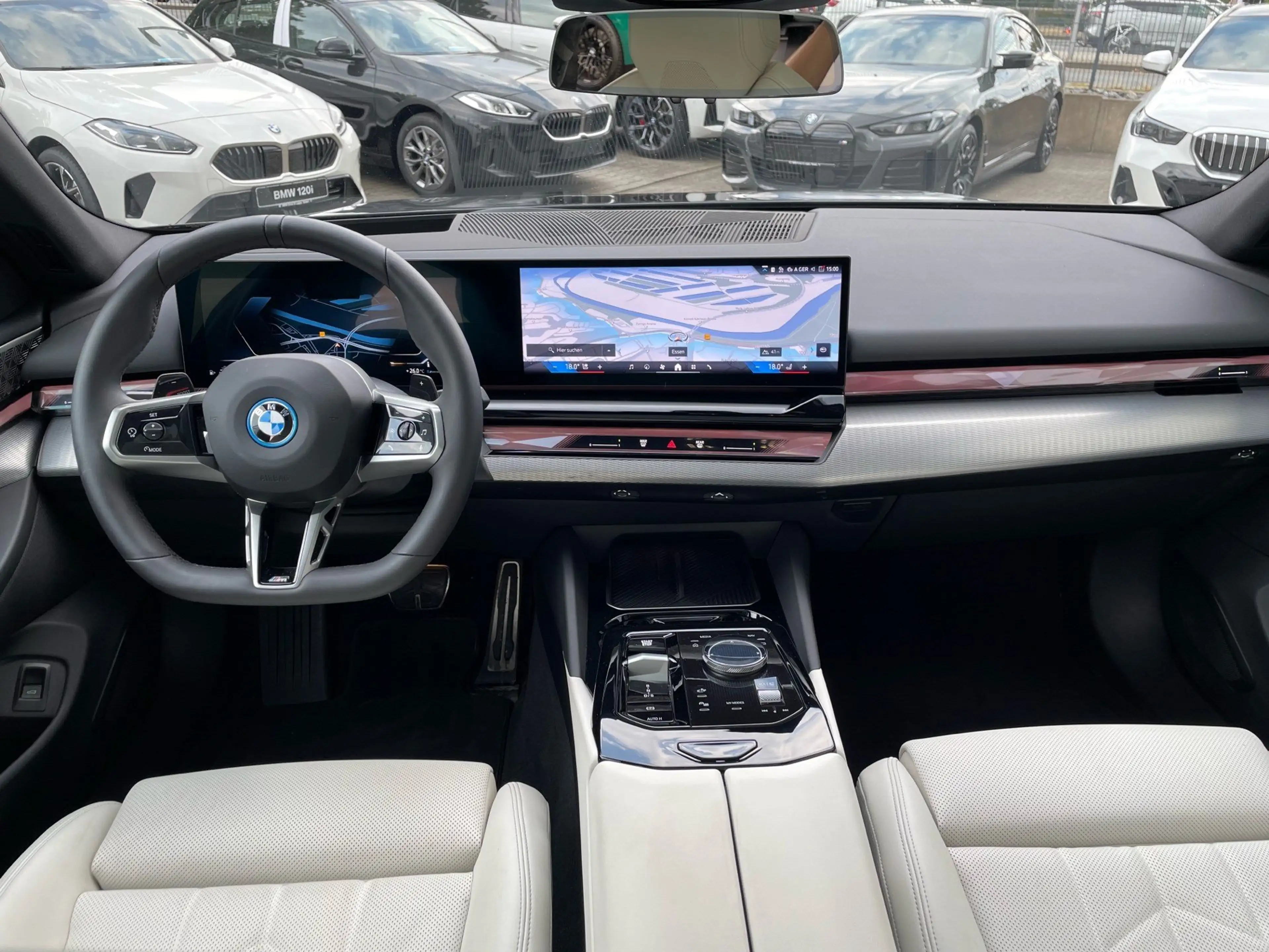 BMW 550 e xDrive M Sport || AHK Pano B&W HUD 360° — photo 3