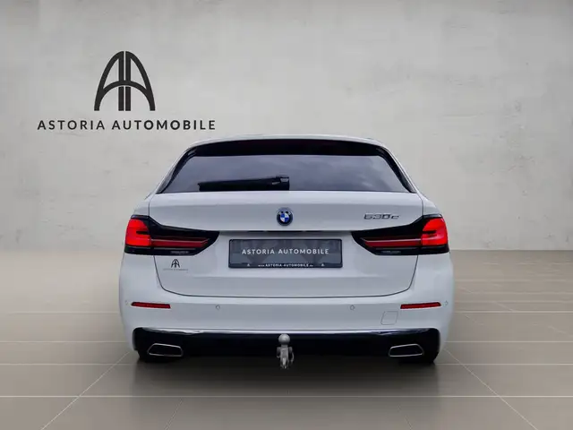 BMW 5 Series view 9