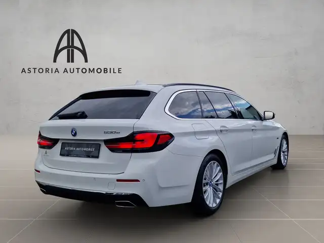 BMW 5 Series view 8