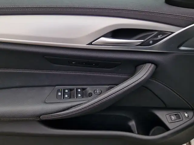 BMW 5 Series view 14
