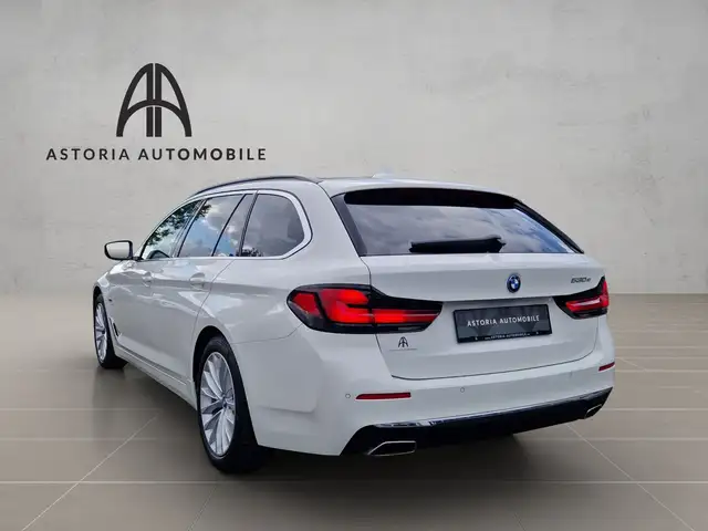 BMW 5 Series view 10