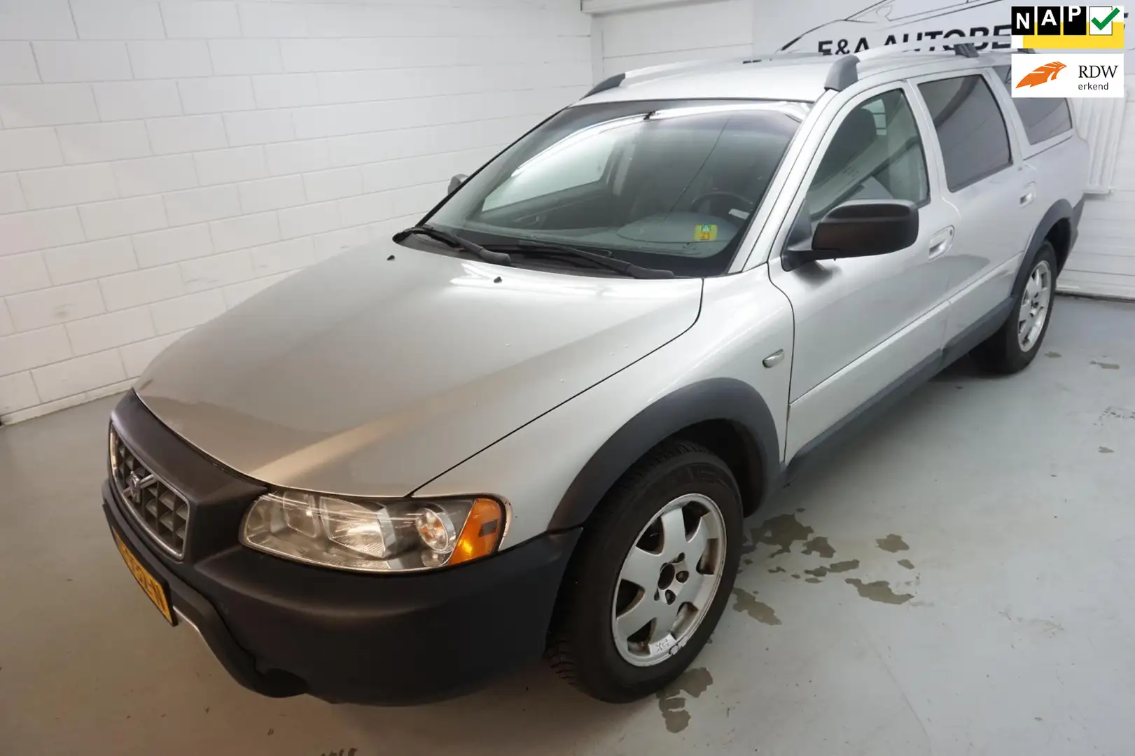 Volvo XC70 2.4 D5 Momentum 4WD AIRCO AUTOMAAT Gris - 1
