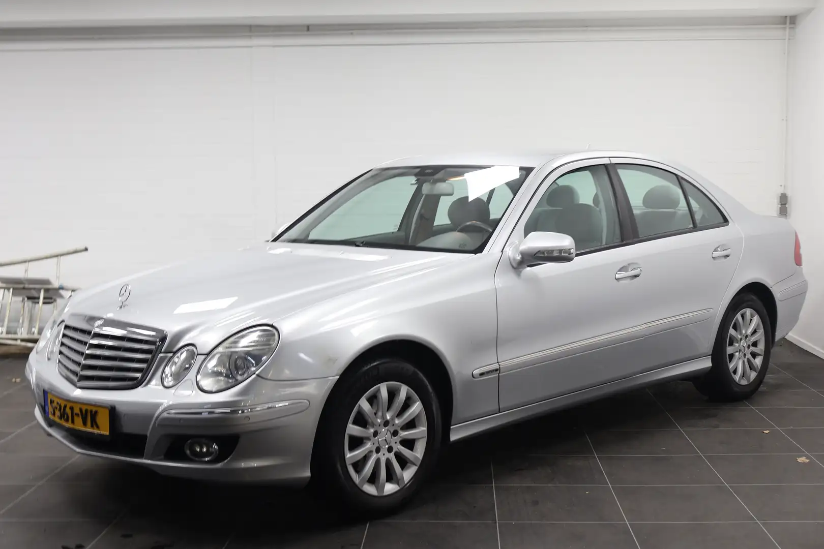 Mercedes-Benz E 280 Elegance | Bluetooth | Cruise Control | V6! Grijs - 1