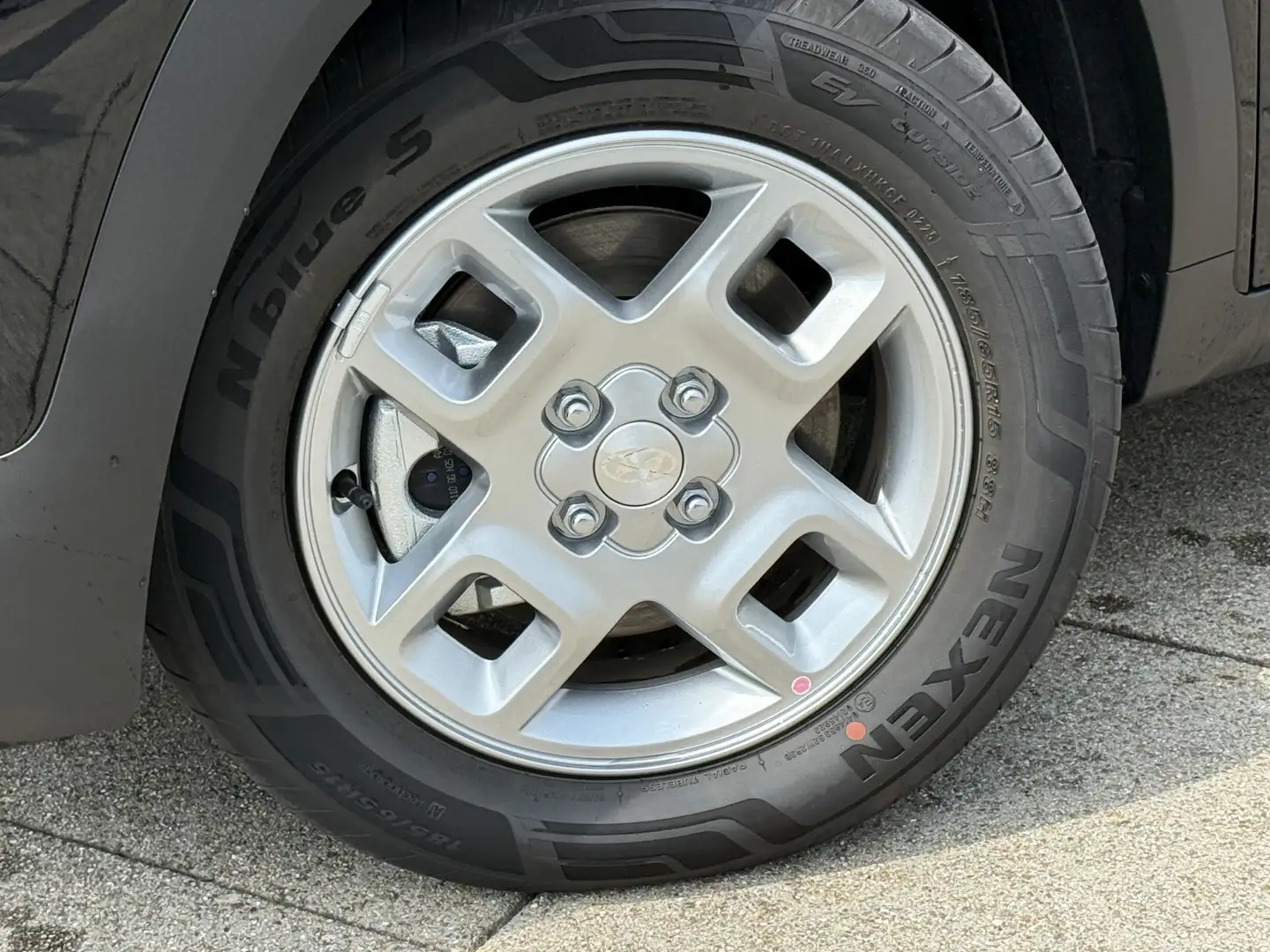 Hyundai Inster Pulse 49 kWh NAVIGATIE | LICHTMETALEN VELGEN | DEM Zwart - 2