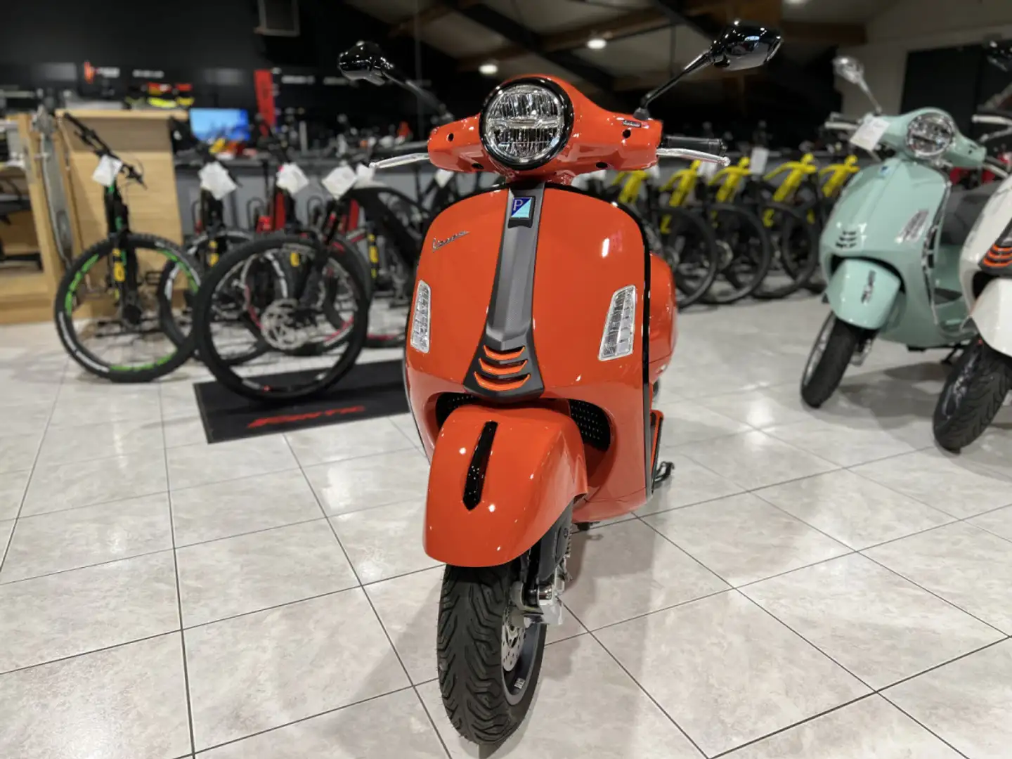 Vespa GTS Super Sport 310 Orange - 2
