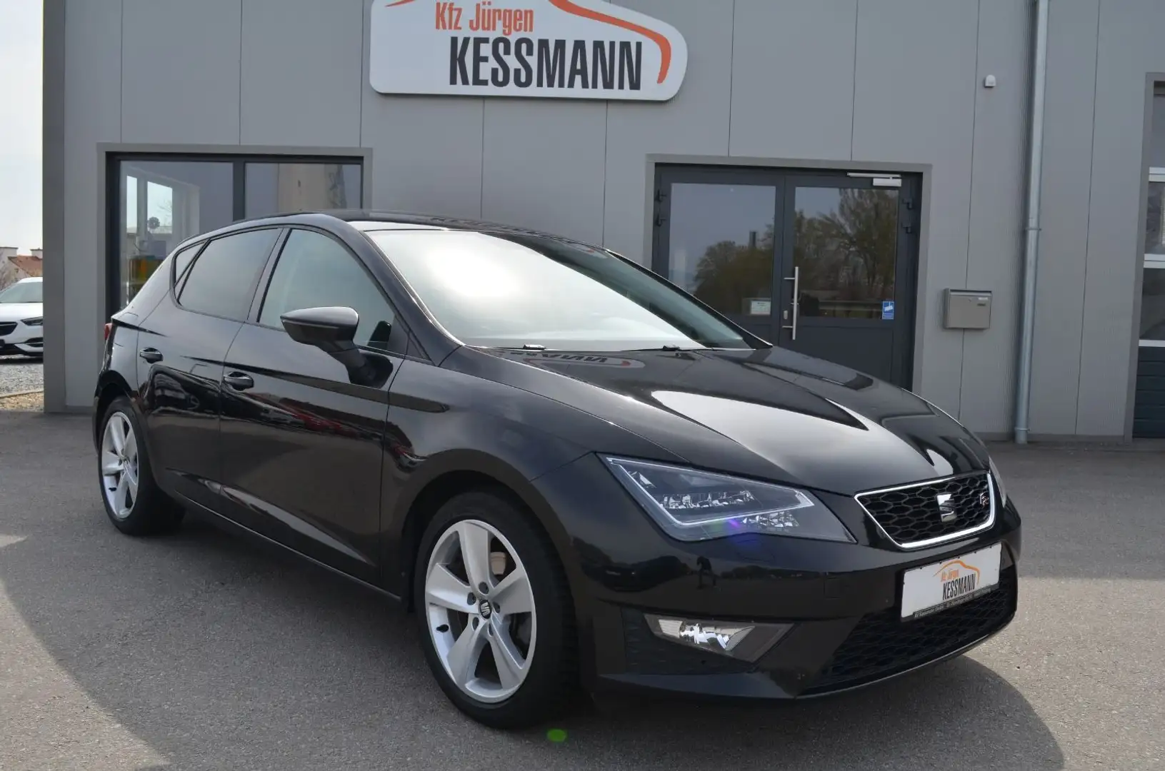 SEAT Leon FR 2.0 TDI Navi LED Schwarz - 1