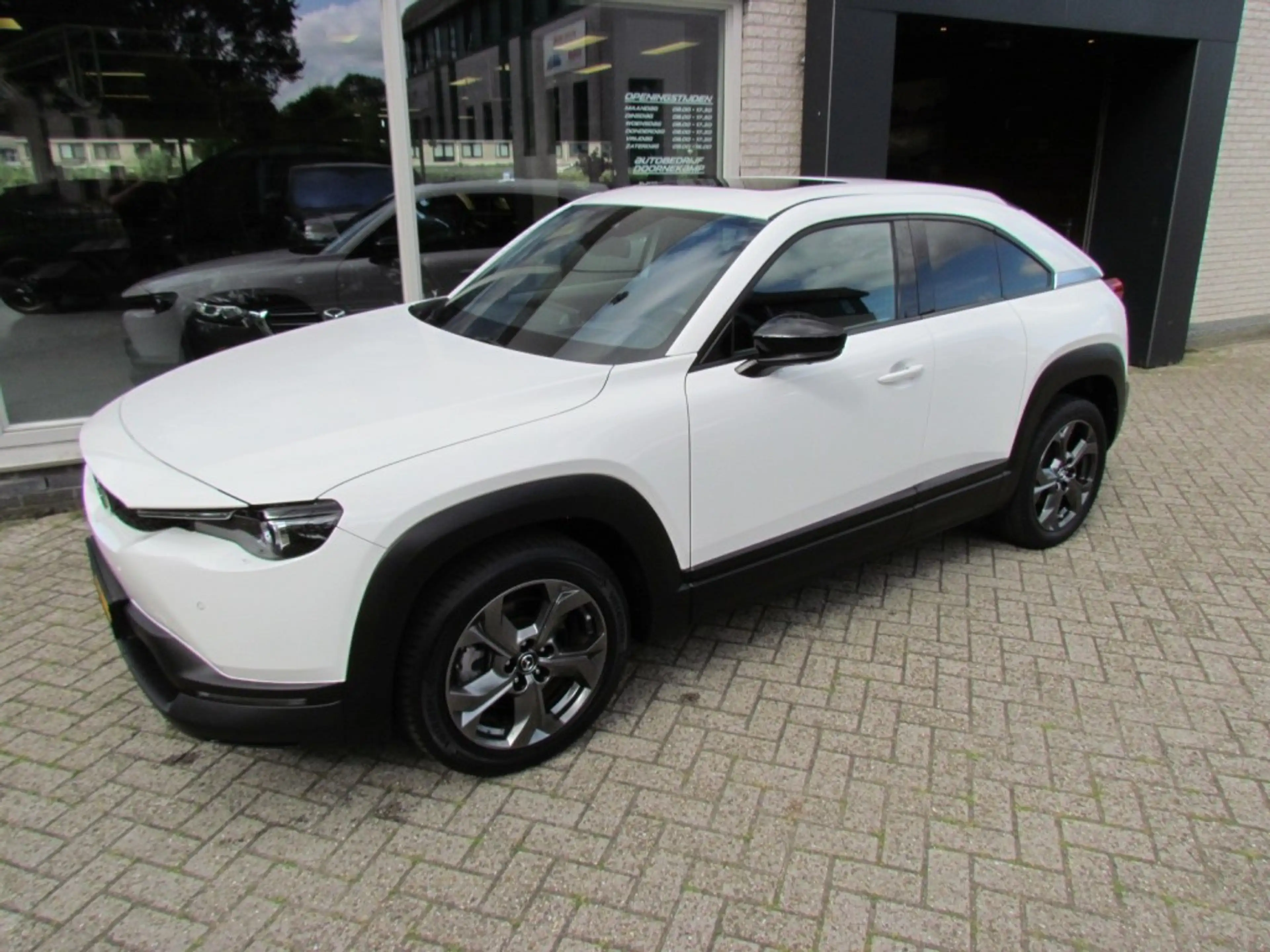 Mazda MX-30 E-Skyactiv 145 36kWh Luxury Sunroof — photo 2