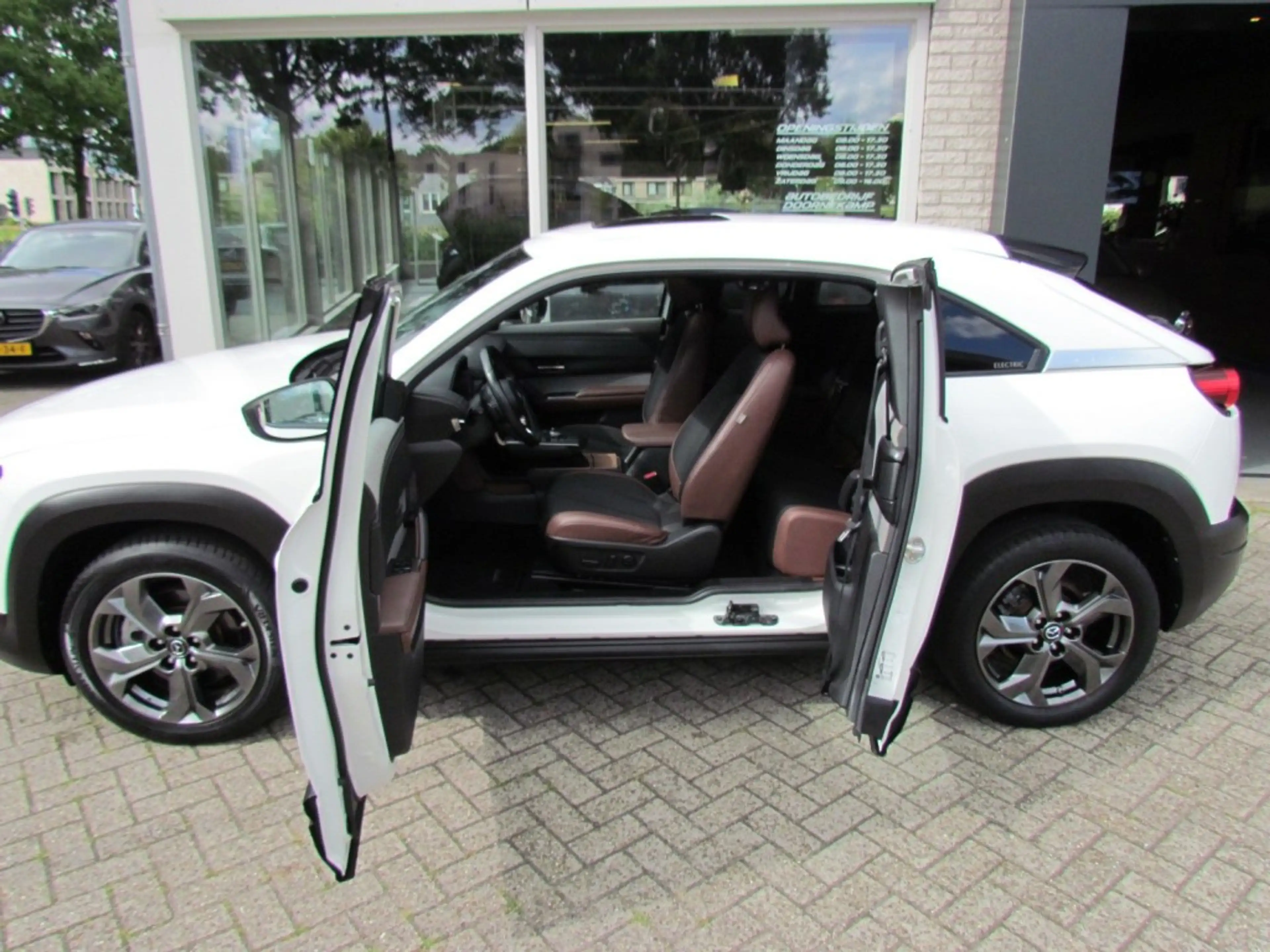Mazda MX-30 E-Skyactiv 145 36kWh Luxury Sunroof — photo 9