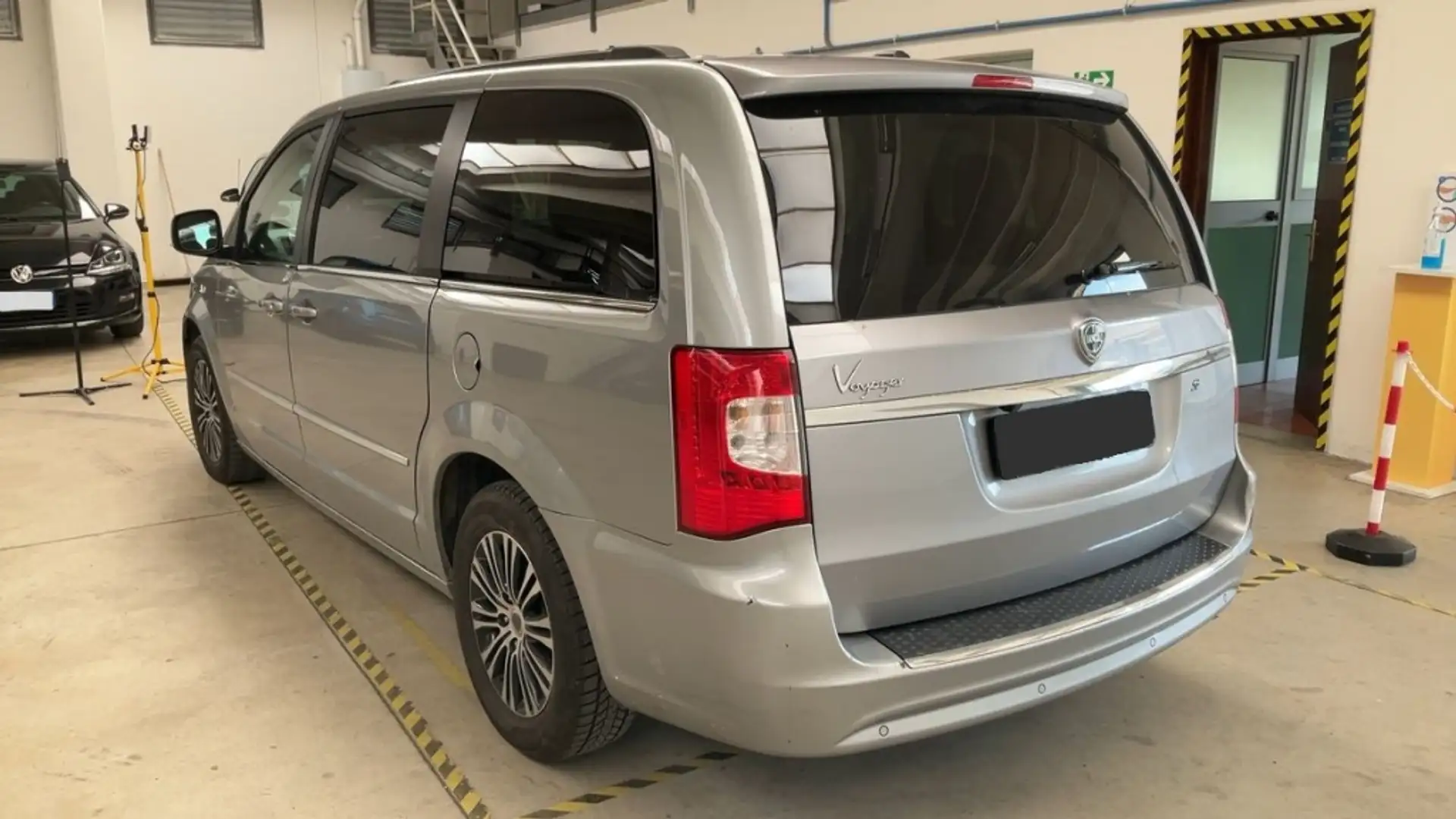 Lancia Voyager 2.8CRD Edición Especial S 177 Aut. Gris - 2