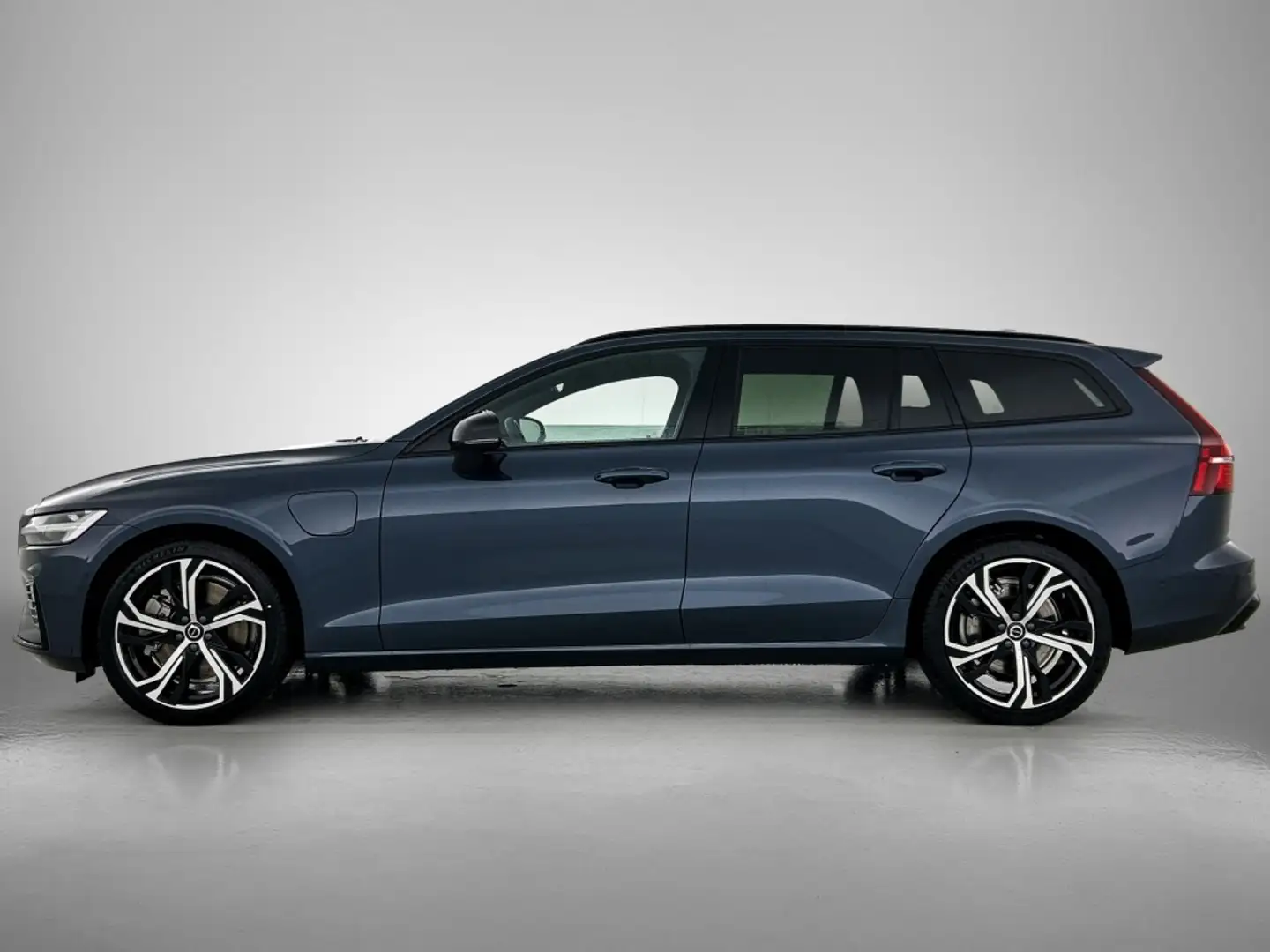 Volvo V60 2.0 T8 AWD Plus Dark | Panoramadak | Head-Up Displ Blau - 2