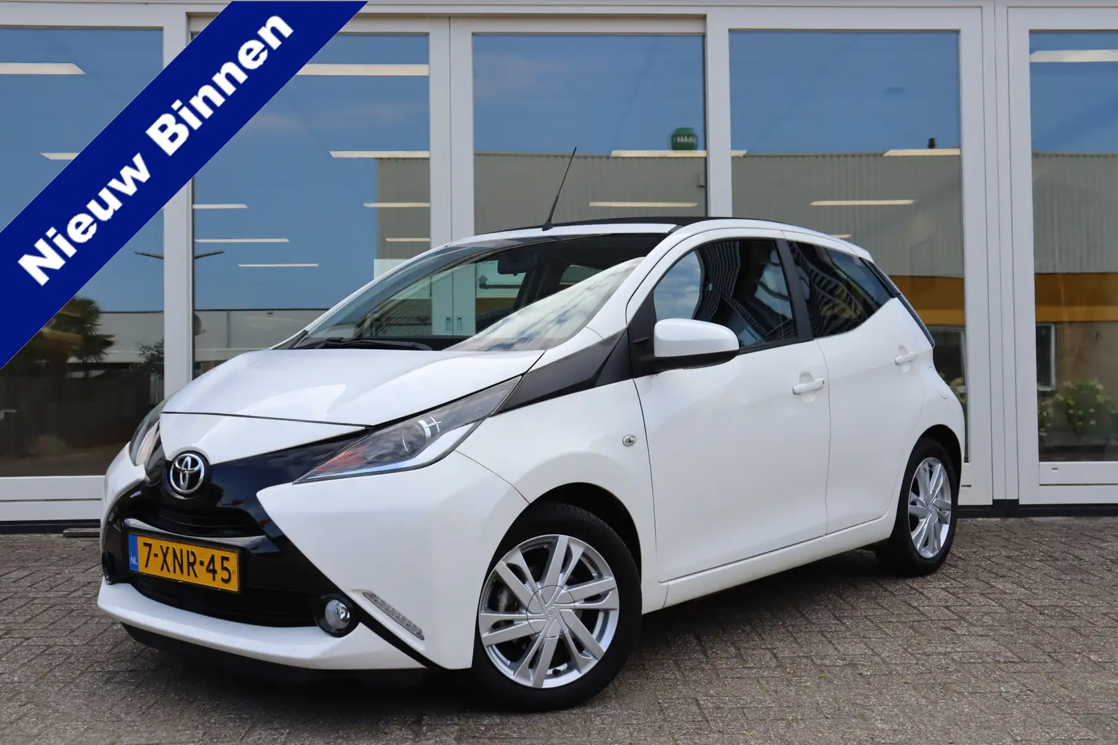 Toyota Aygo 1.0 VVT-i x-wave, Camera, Airco, Navigatie, Cabrio Wit - 1