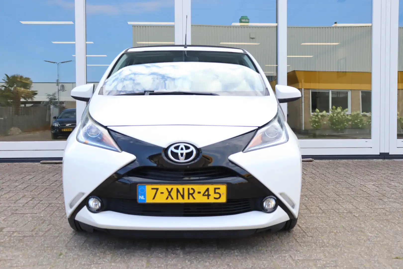 Toyota Aygo 1.0 VVT-i x-wave, Camera, Airco, Navigatie, Cabrio Wit - 2