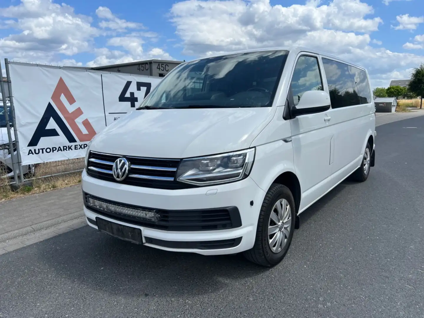 Volkswagen T6 Caravelle Lang*DSG*KLIMAAUTO*SHZ*8SITZE*XENON Bílá - 1