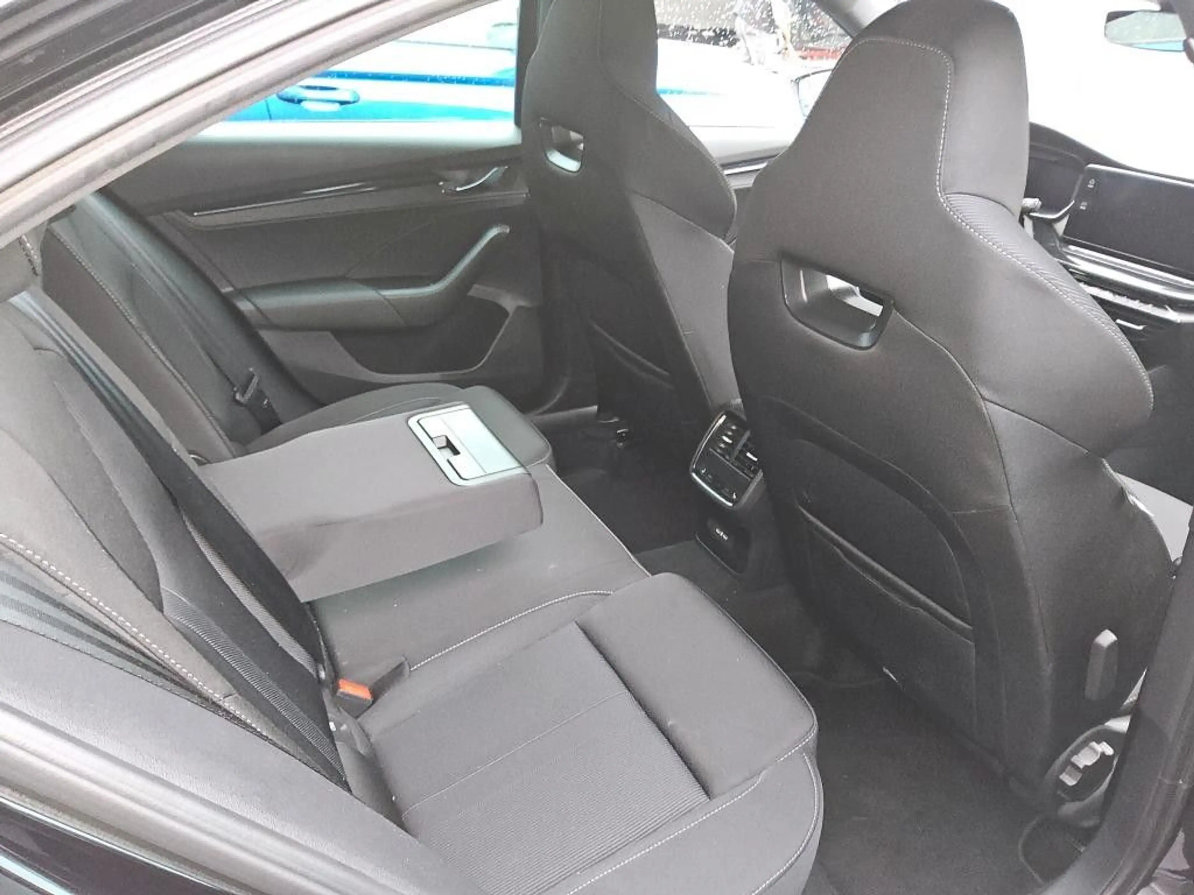 Skoda Octavia 2.0 TDI Lim. Sportline *MATRIX*HUD*RCAM* — photo 10