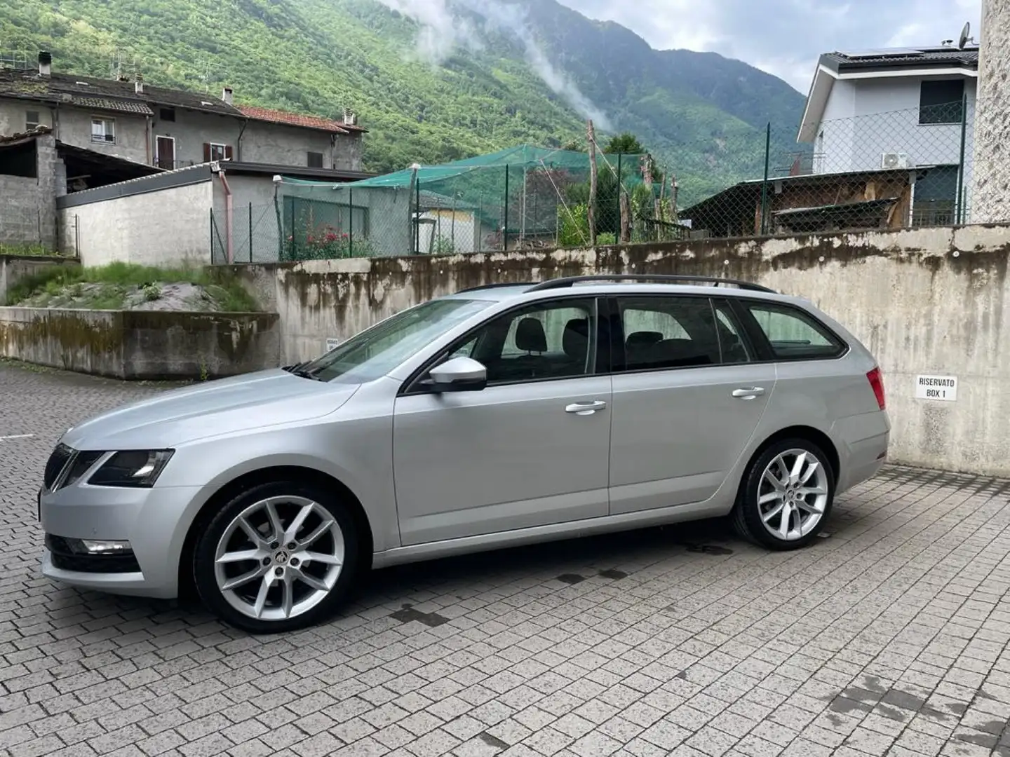 Skoda Octavia Wagon 1.6 tdi Executive 115cv dsg Gris - 1