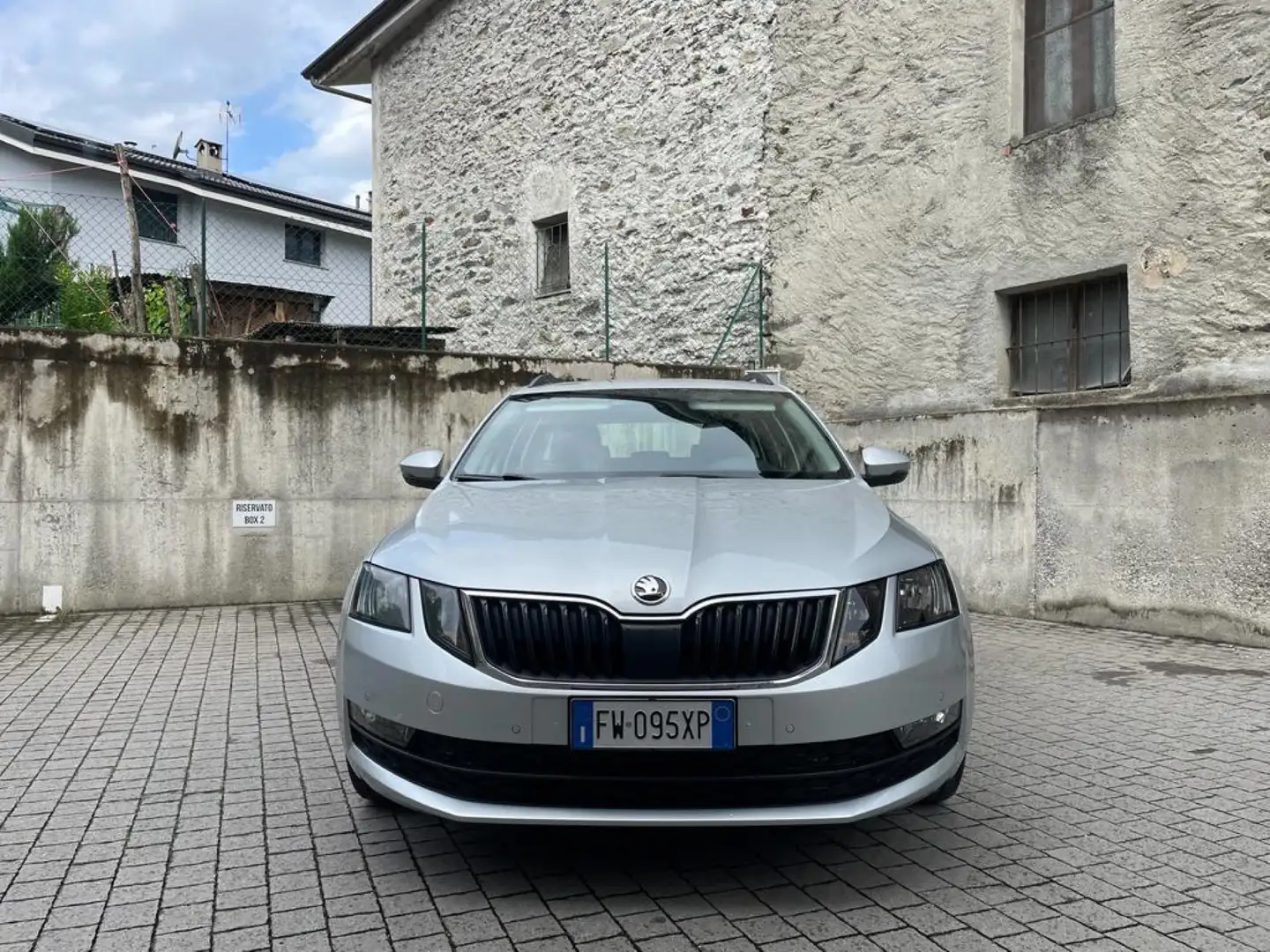 Skoda Octavia Wagon 1.6 tdi Executive 115cv dsg Grijs - 2