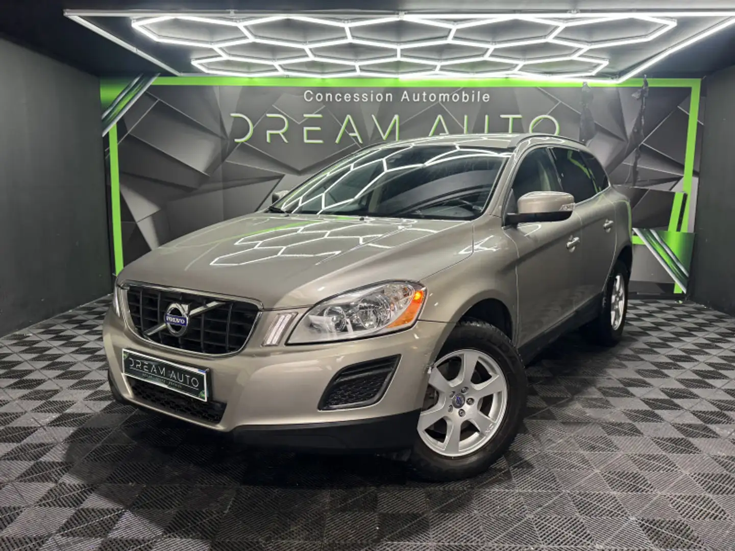 Volvo XC60 D3 136CH MOMENTUM Grau - 1