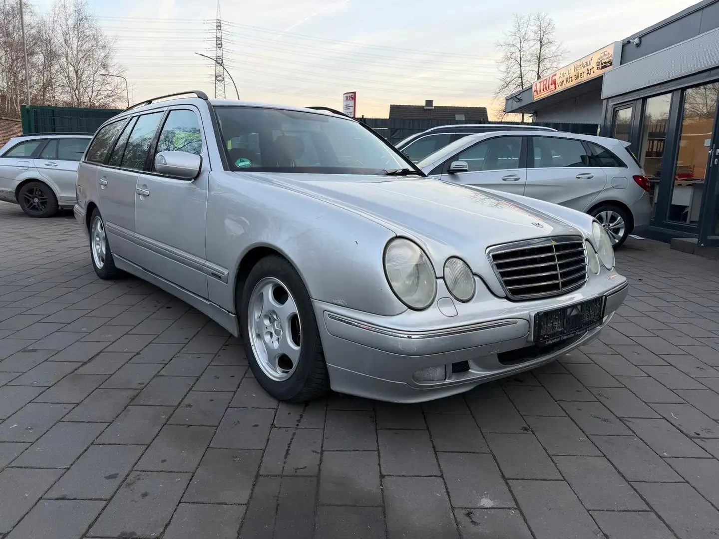 Mercedes-Benz E 240 E-Klasse T Elegance AUTOMATIK TÜV NEU - 1
