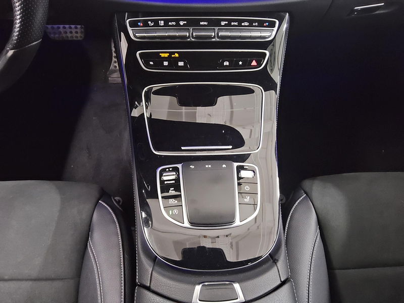 Mercedes-Benz E 220 T d AMG-Line Navi LED 360 AHK Widescreen — photo 6
