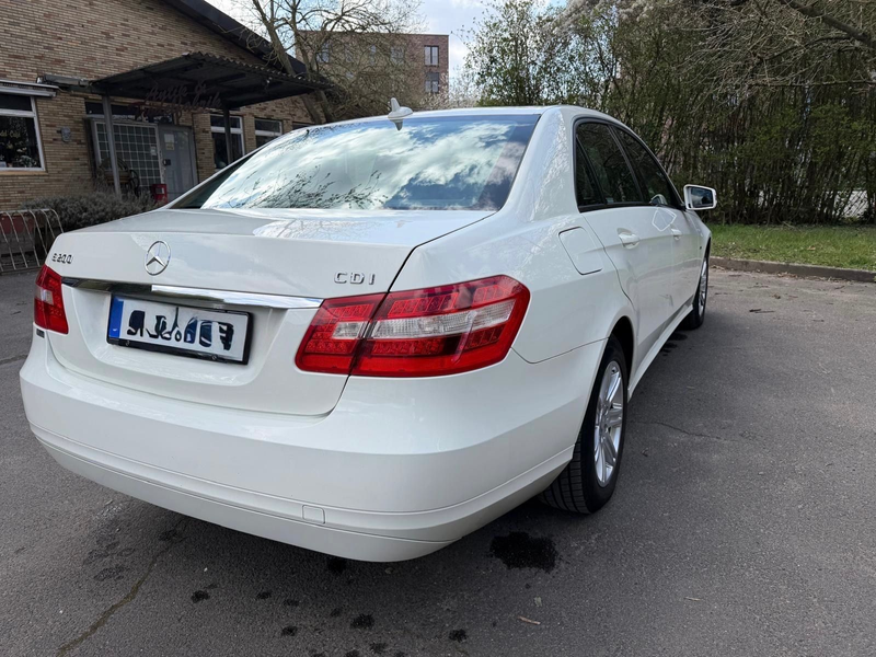 Mercedes-Benz E 200 Automatik — photo 5