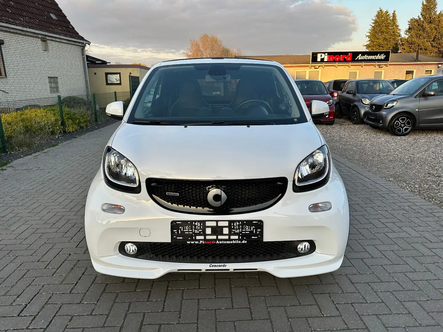smart forTwo Cabrio Brabus Xclusive 109PS-LED-NAVI-KAM-JBL Weiß - 2