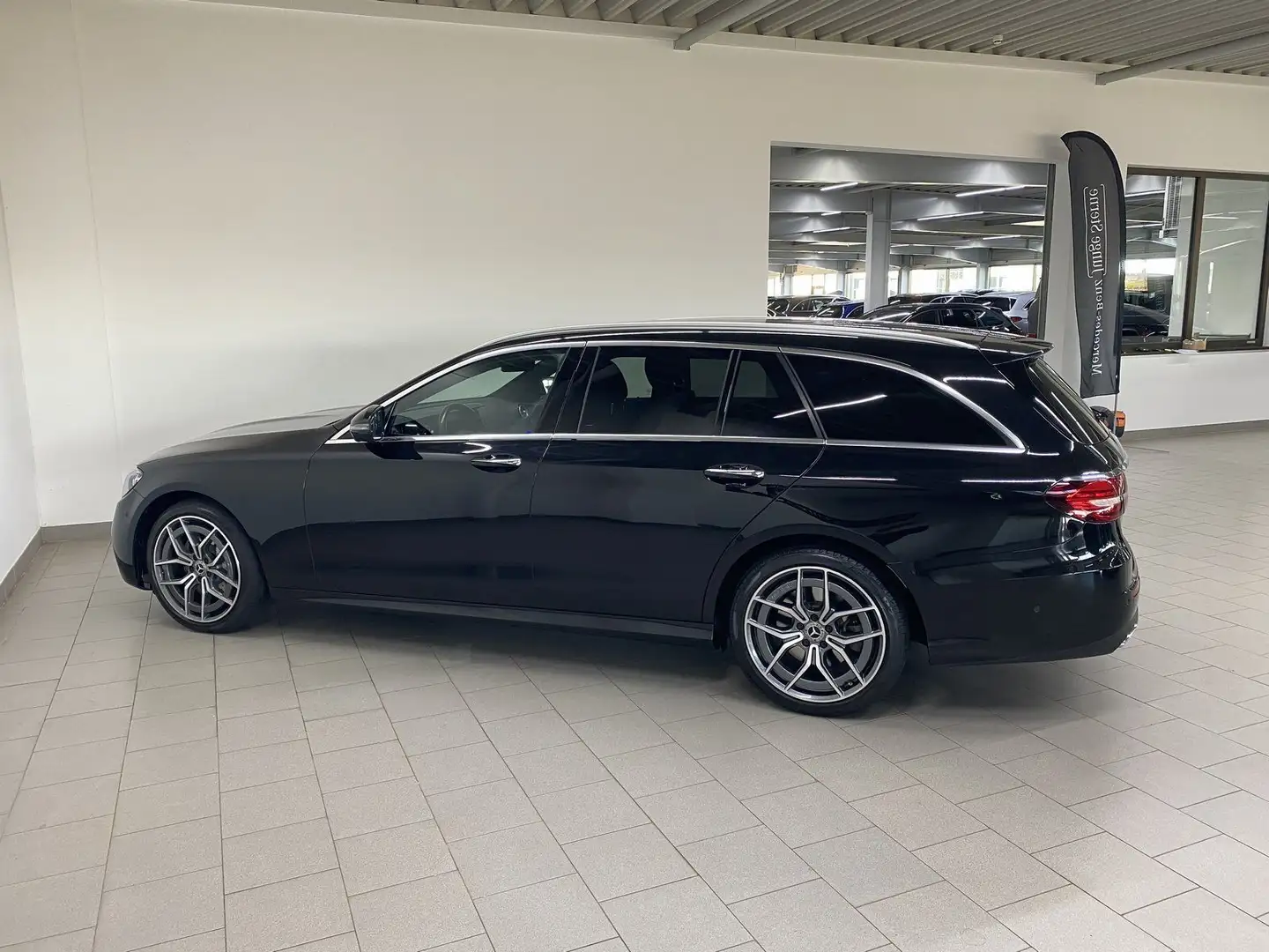 Mercedes-Benz E 400 d 4M T AMG+DIST+AHK+AIR+MEMO+KEY+360°+19" Noir - 2