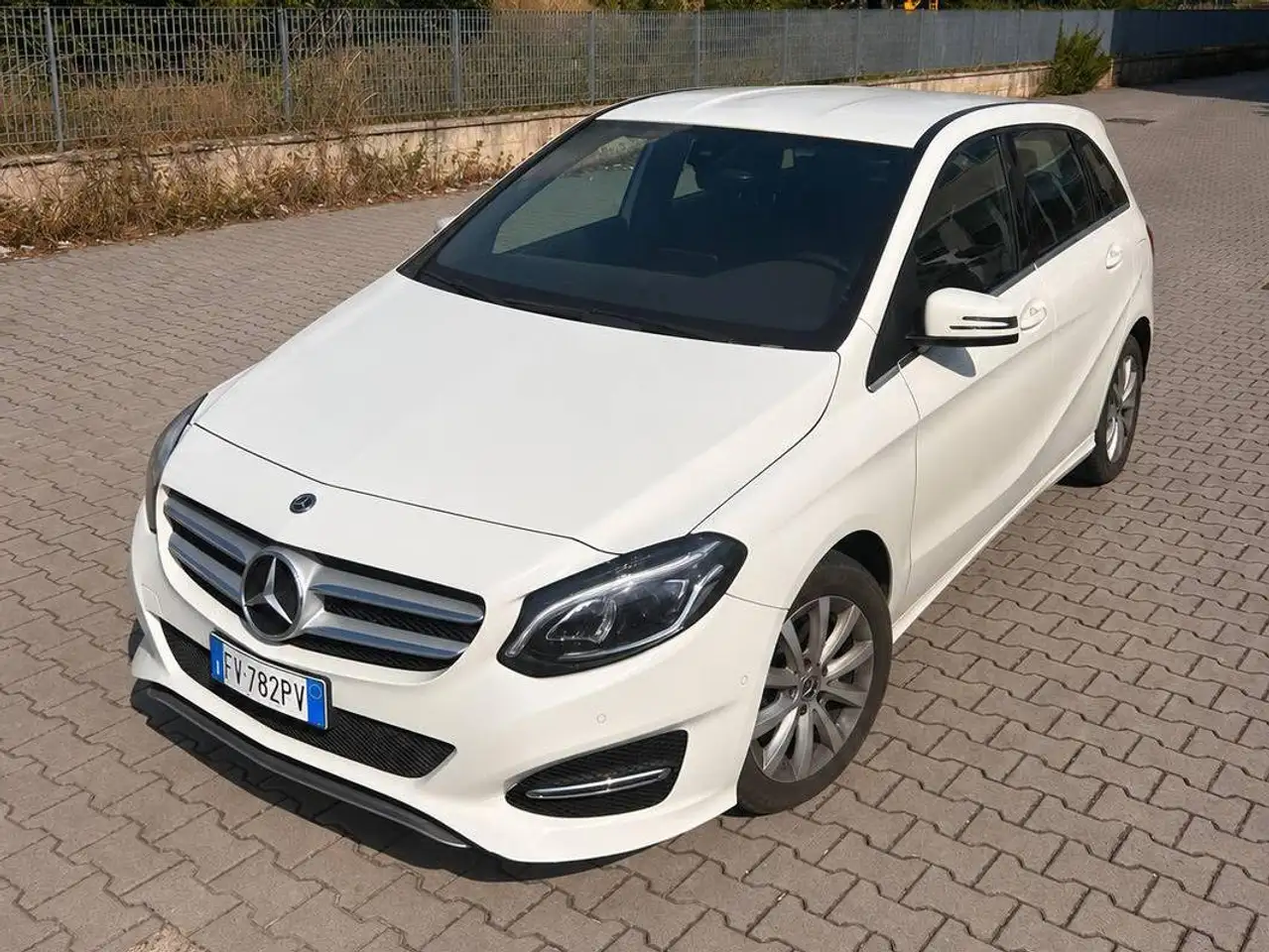 Mercedes-Benz B 180