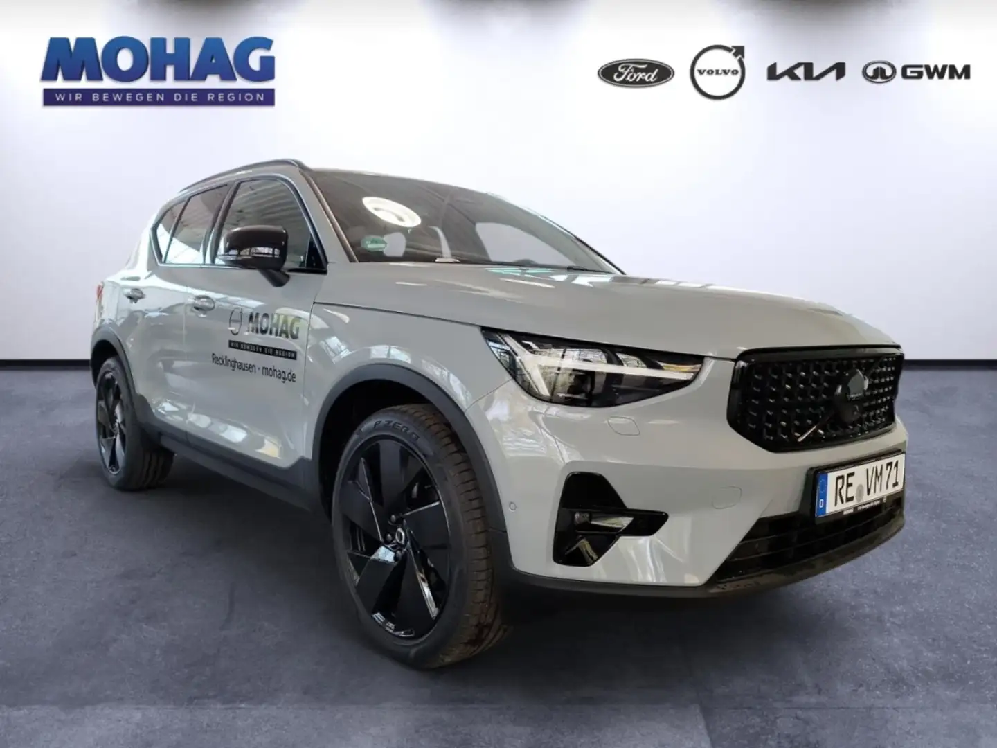 Volvo XC40 B3 Plus Black Edition StandHz 360Grad H&K Memory A Grau - 2