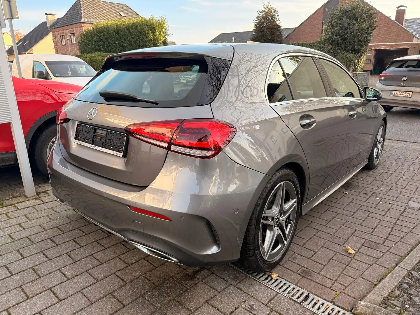 Mercedes-Benz A 180 /Automatik/AMG-Paket/18-Zoll/Apple Carplay Gris - 2