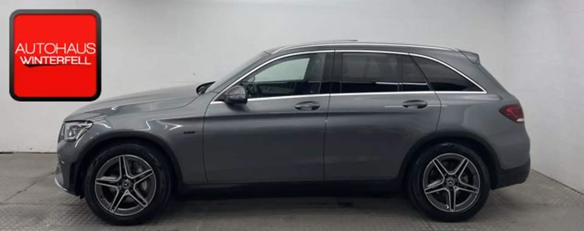 Mercedes-Benz GLC 300 e 4M AMG PANO+AIR-BODY+AHK+MEMO+360+HUD+ Grijs - 2