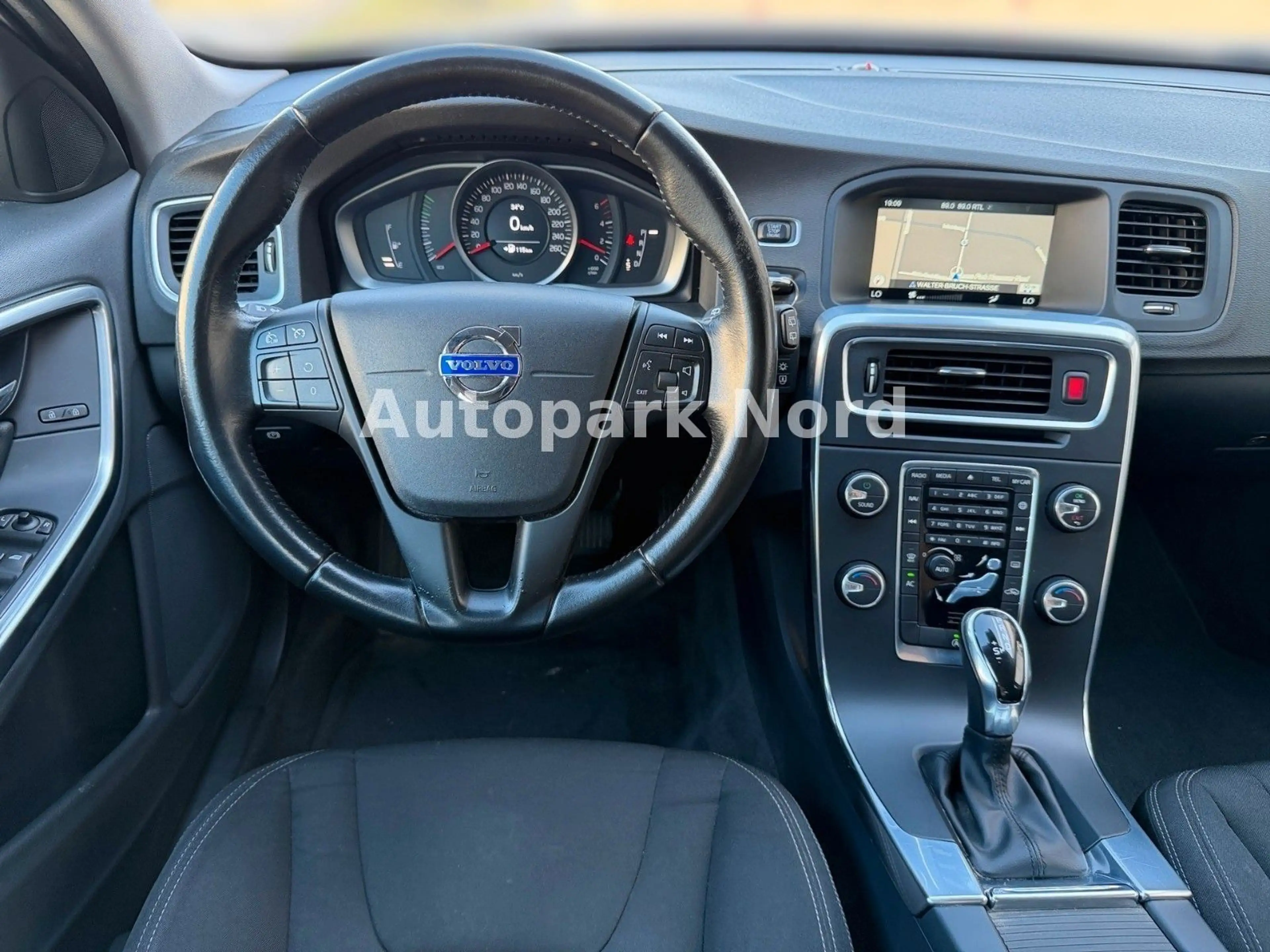Volvo V60 2.0 D2 Geartronic Kinetic/AHK/NAVI/TEMP/PDC — photo 11