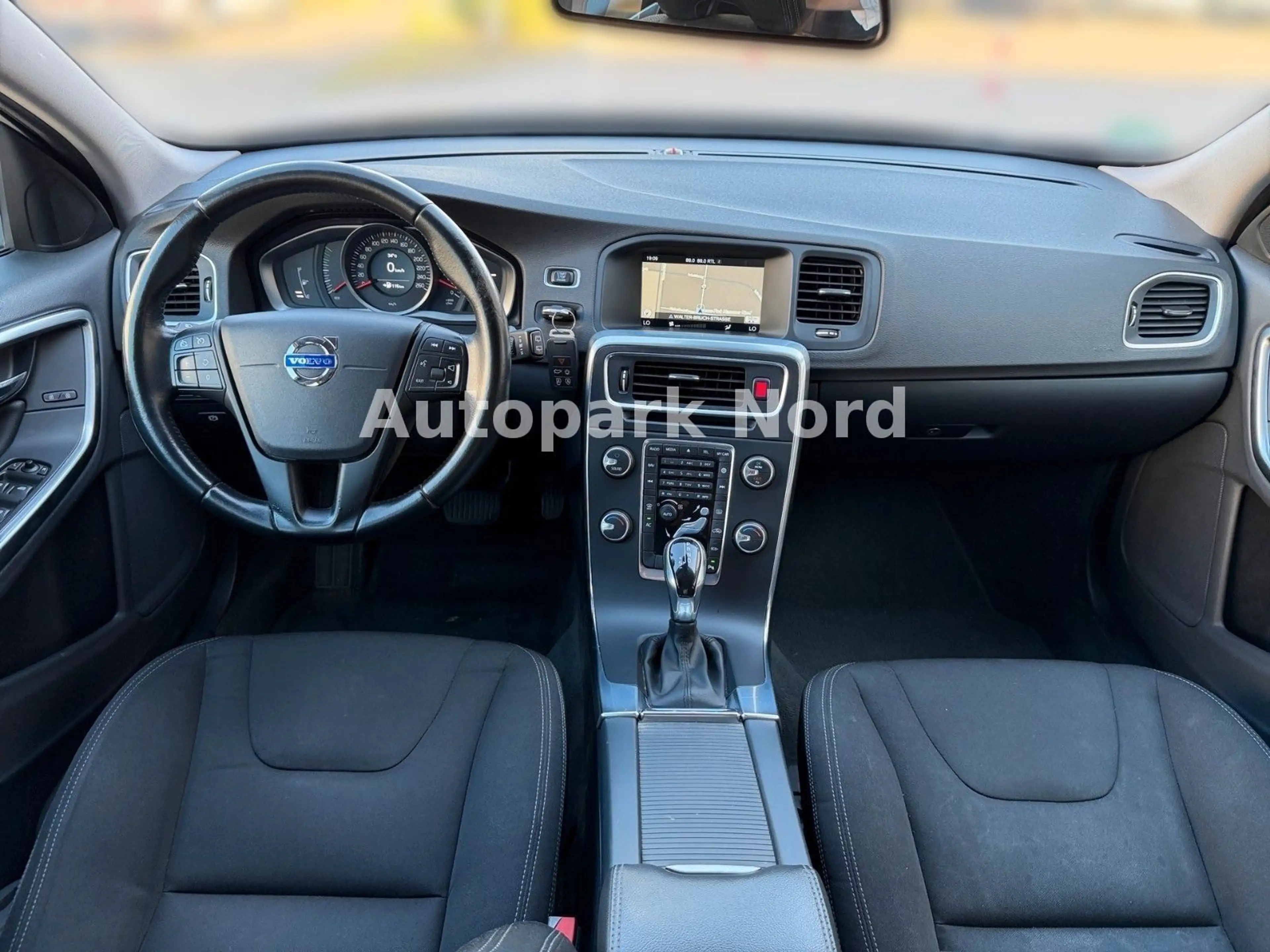 Volvo V60 2.0 D2 Geartronic Kinetic/AHK/NAVI/TEMP/PDC — photo 9