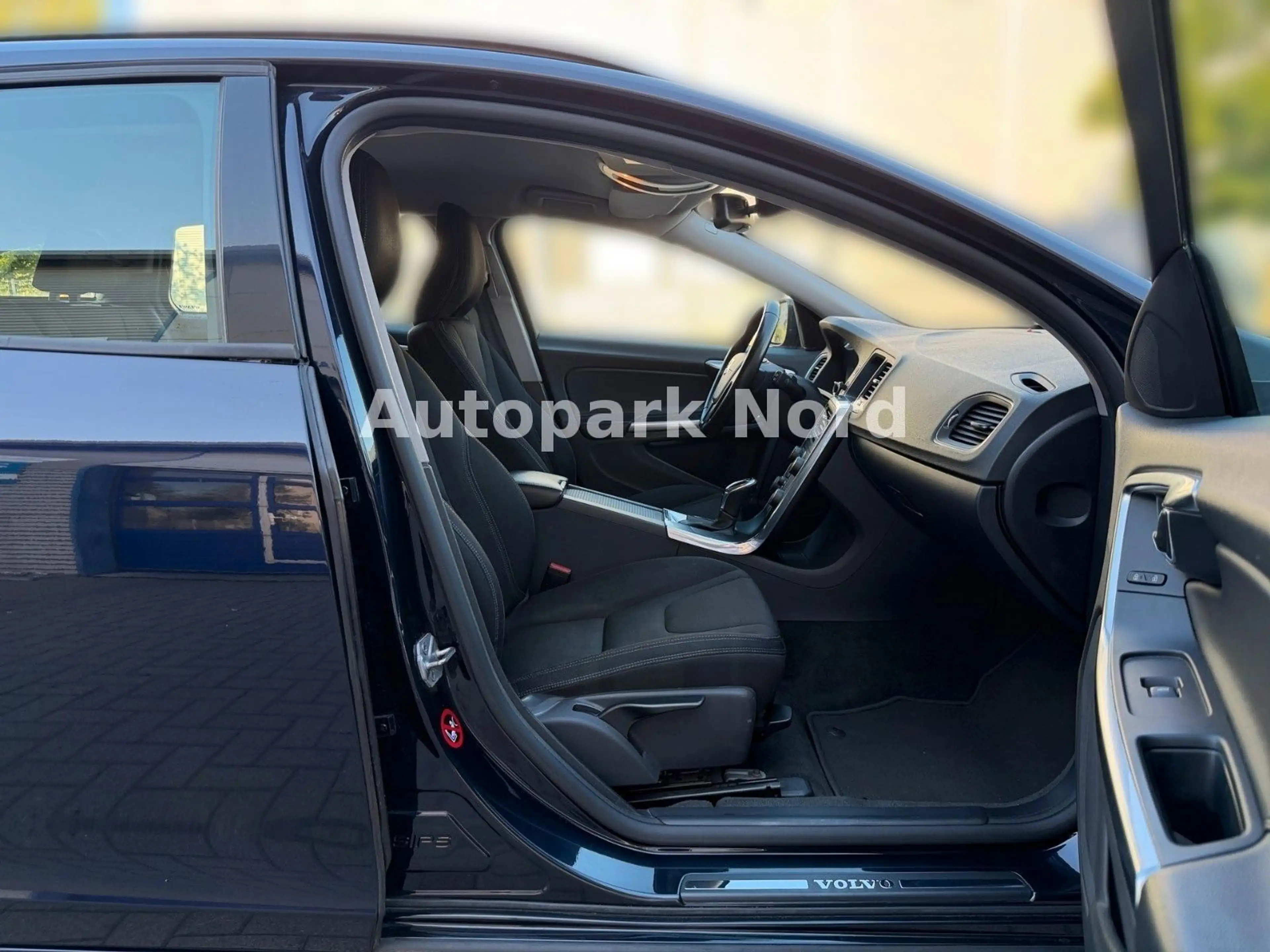 Volvo V60 2.0 D2 Geartronic Kinetic/AHK/NAVI/TEMP/PDC — photo 12