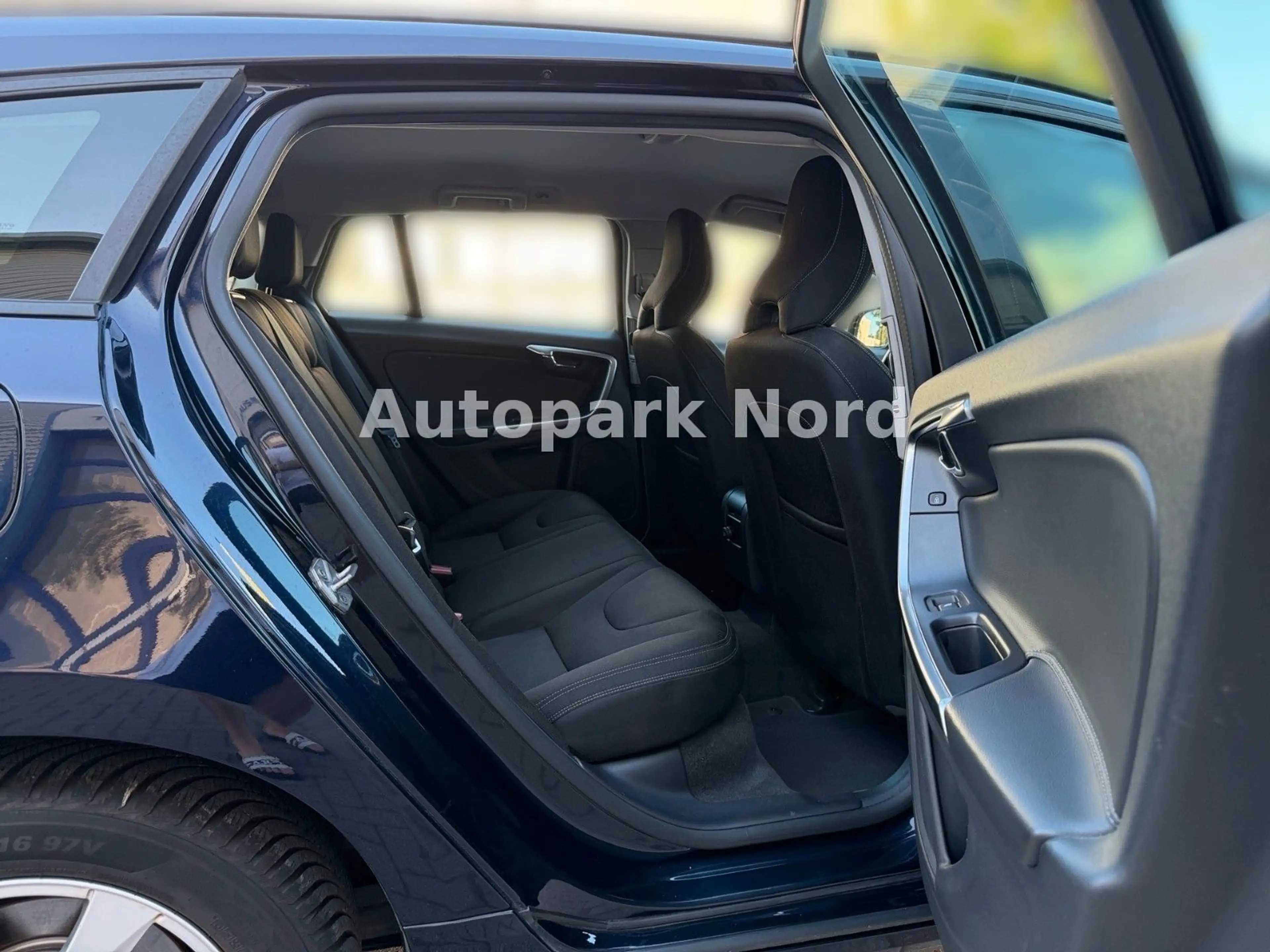 Volvo V60 2.0 D2 Geartronic Kinetic/AHK/NAVI/TEMP/PDC — photo 15