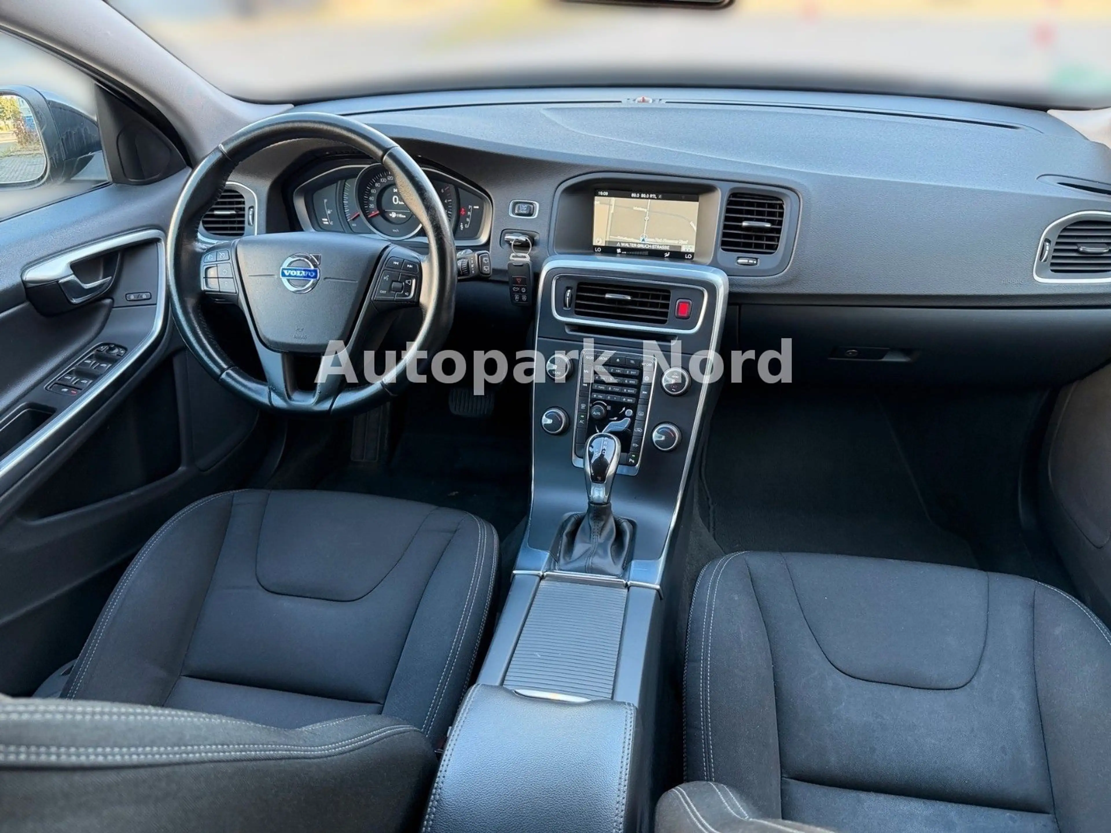 Volvo V60 2.0 D2 Geartronic Kinetic/AHK/NAVI/TEMP/PDC — photo 13