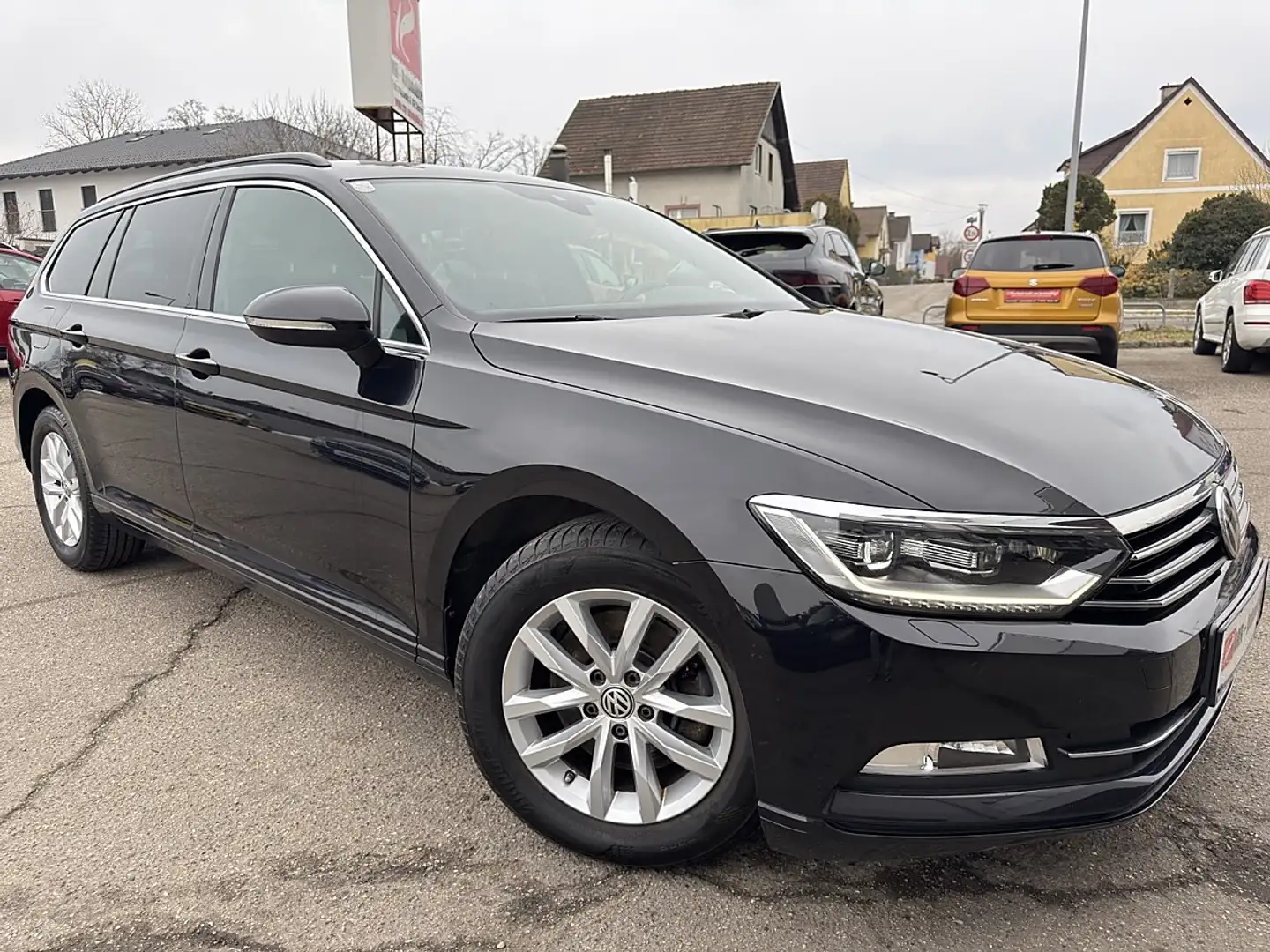 Volkswagen Passat Variant Comfortline 1,6 TDI DSG Schwarz - 1