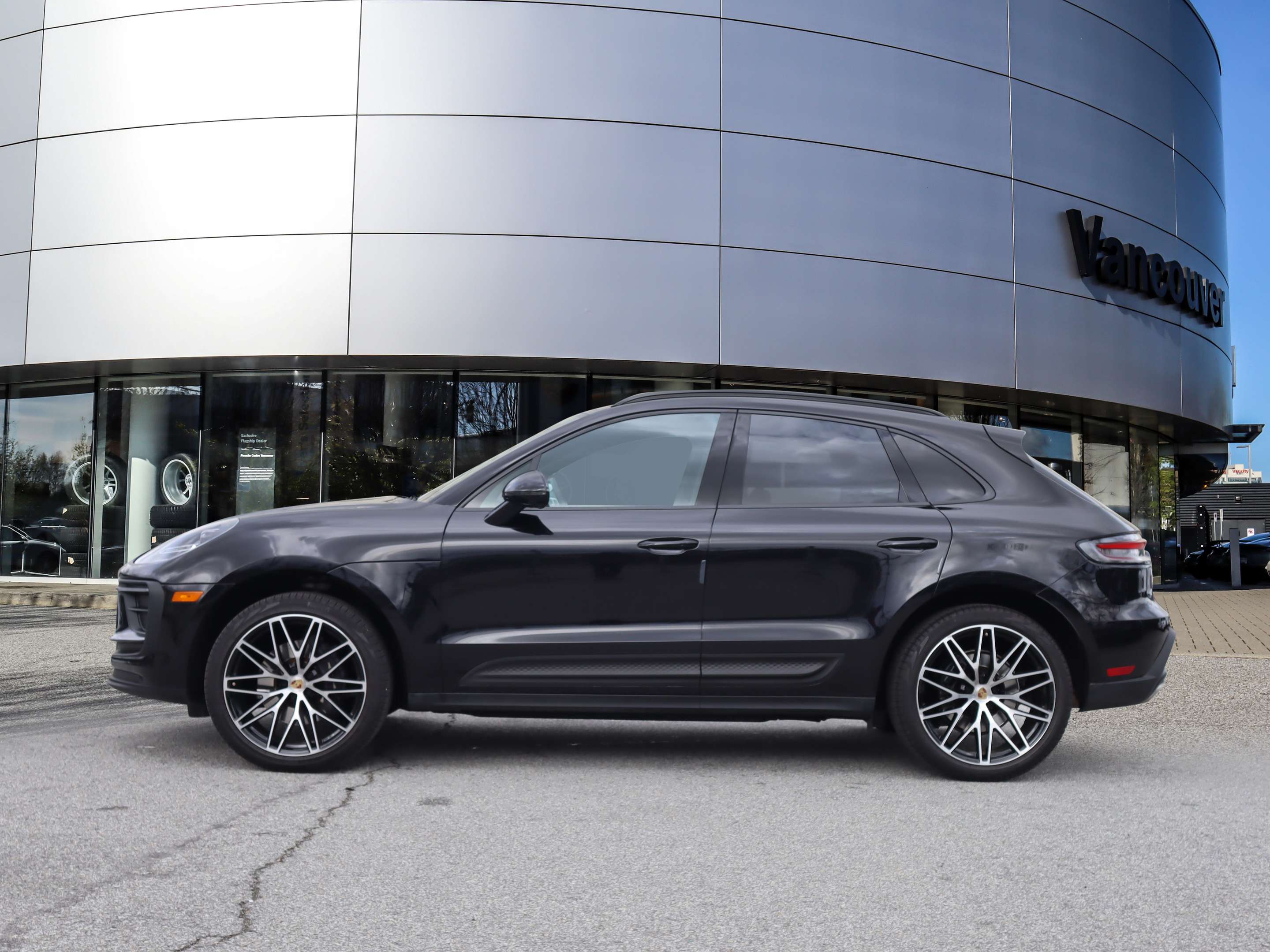 2023 Porsche Macan AWD alt 2
