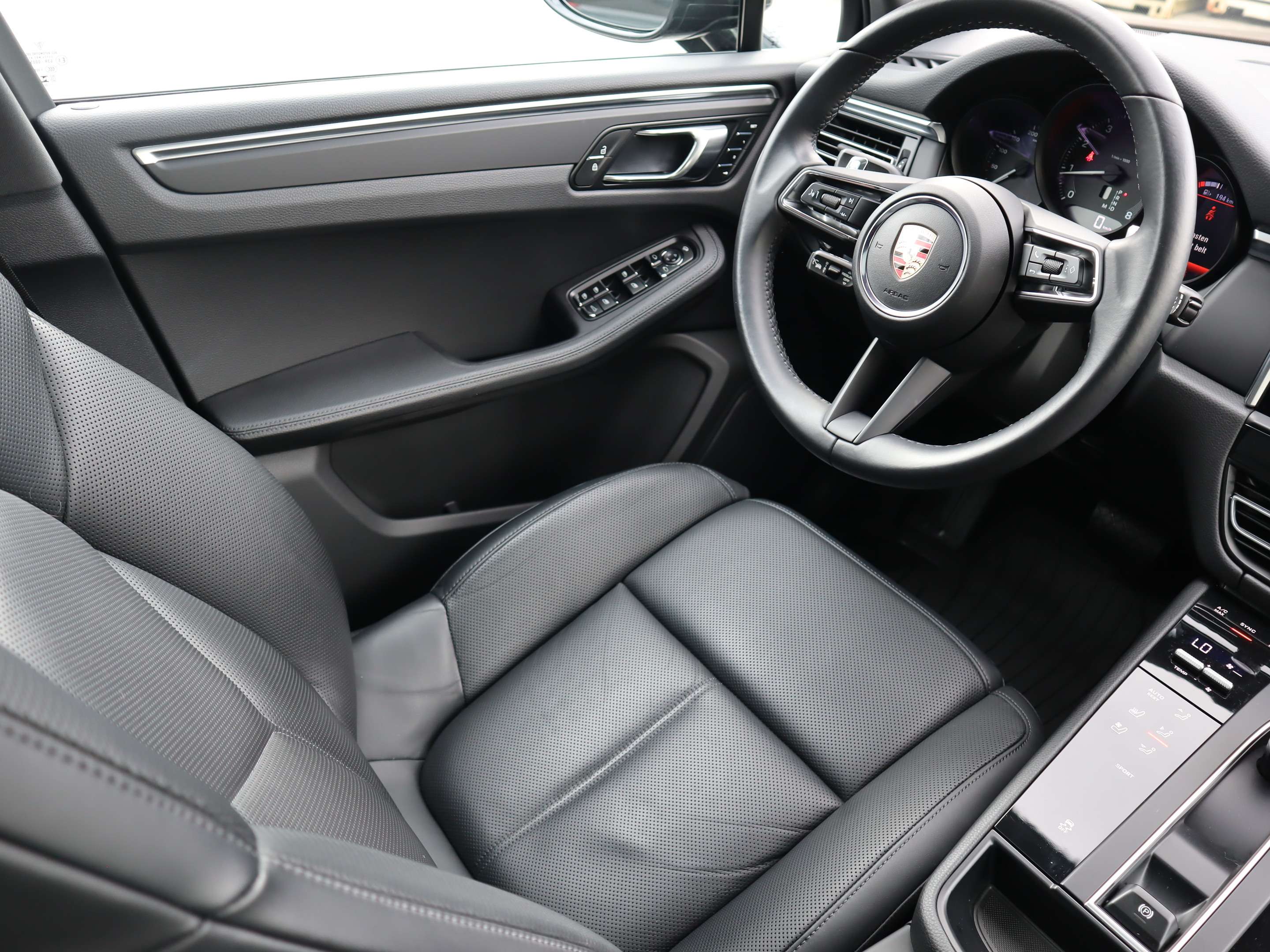 2023 Porsche Macan AWD thumb 15