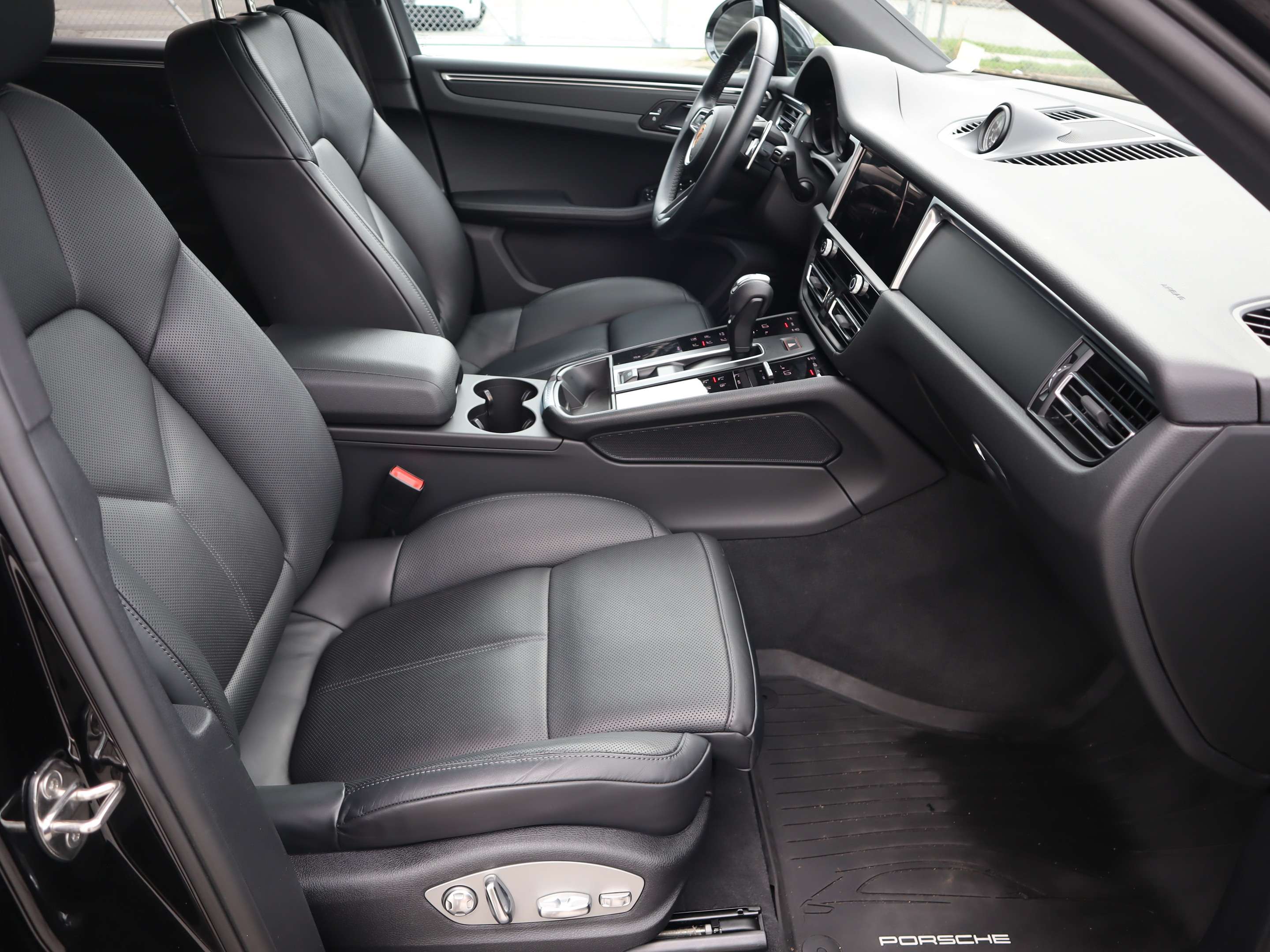 2023 Porsche Macan AWD thumb 25
