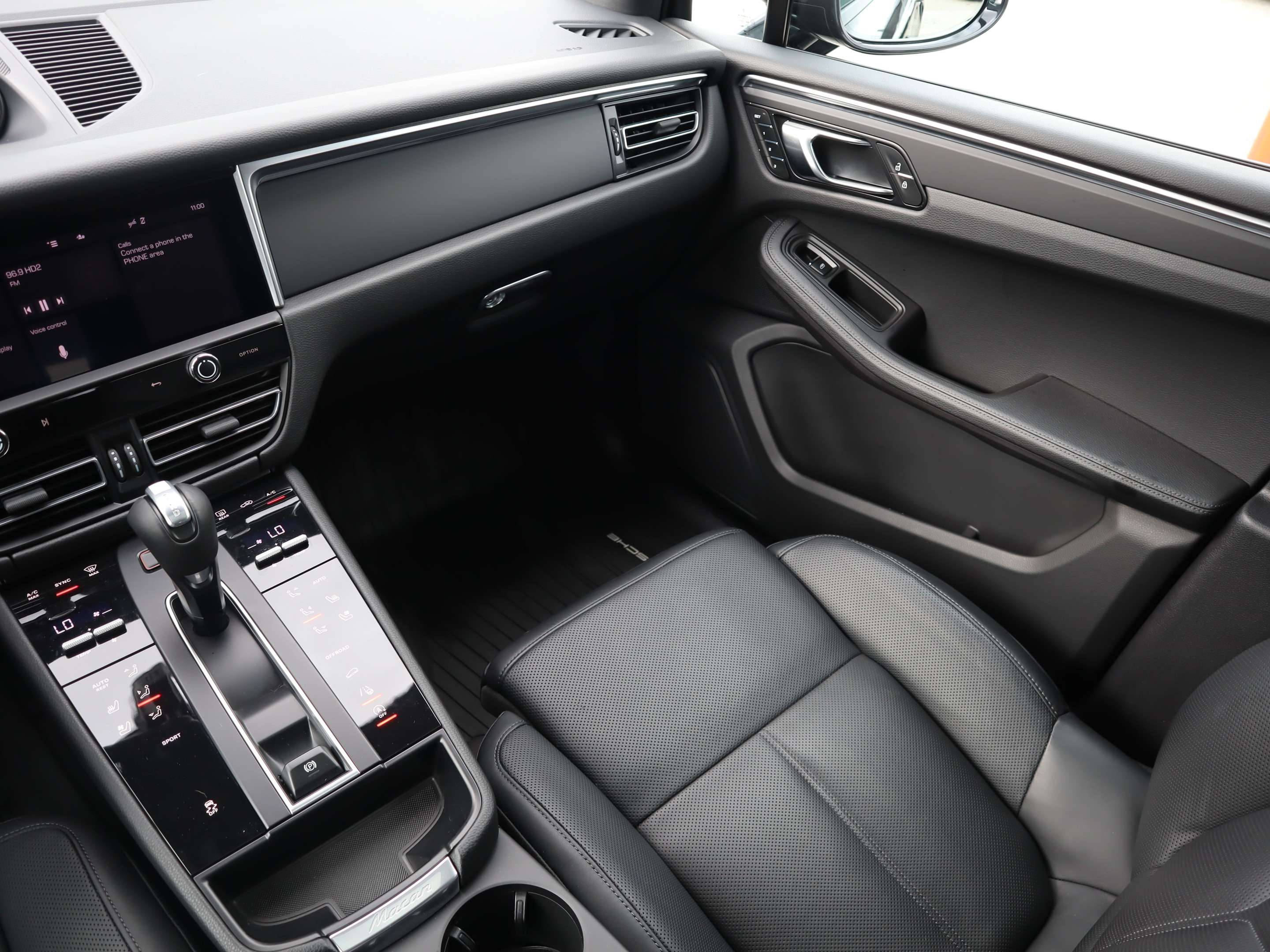 2023 Porsche Macan AWD thumb 17