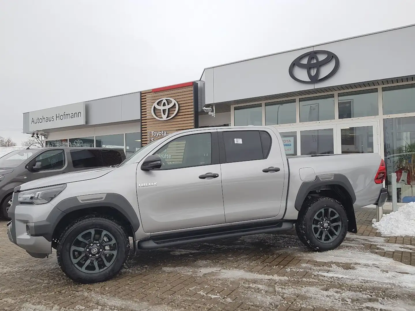 Toyota Hilux Invincible Double Cab 2,8 D 4x4 AT *AKTIONSPREIS!* Silber - 2