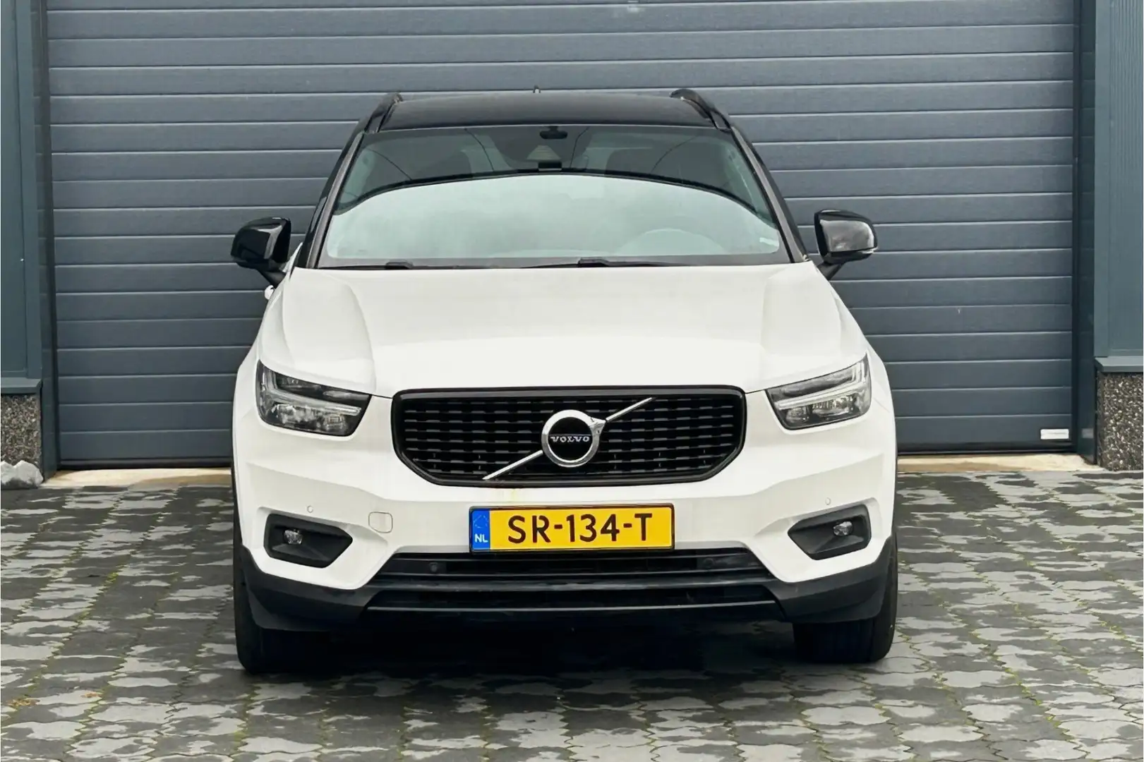Volvo XC40 2.0 T4 190pk R-Design SCANDINAVIAN LINE Wit - 2